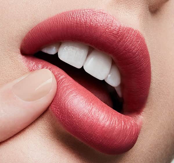 M∙A∙C Cosmetics Japanのインスタグラム：「⠀ IZ*ONEがまとうM·A·CのLOVE ME LIPSTICK #MACXIZONE ⠀ リップスティックの柔らかなテクスチャーからインスパイアを受けて”LOVE ME SOFTLY” をテーマにメンバー12人が異なるリップカラーをまとい、媚びないフェミニンな女性像を表現 ⠀ 左から 1枚目💄アズ イフ アイ ケア（WON YOUNG使用色） 2枚目💄ダディーズ ガール（HITOMI使用色） 3枚目💄フレンチ シルク（YU RI使用色） 4枚目💄コーヒー ＆ シグス（YU JIN使用色） ⠀ 9/18（水）～10/16（水） M·A·C公式オンラインショップ, 全国のM·A·C店舗にて NYLON JAPANと連動した限定ビジュアル4種が店舗別に展開します✨ ⠀ さらに期間中LOVE ME LIPSTICK(全24色対象)を含む税込6,480円以上(10/1（火）～税込6,600円以上) をお買いあげの方に製品パッケージからインスパイアされたLOVE MEキーチェーンをプレゼント致します。 ⠀ *なくなり次第終了となります *お1人様1会計につき1個までとなります *全部で3色展開ですが、色はお選び頂けません ⠀ ⠀ ⠀ ⠀ ⠀ #MACCosmeticsJapan #MACコスメ #MACCosmetics #MAC #MACLoveMe #MACラブミー #MACリップ #IZONE #アイズワン #아이즈원 #リップ #キャンペーン #NYLONJAPAN #NYLONJP」