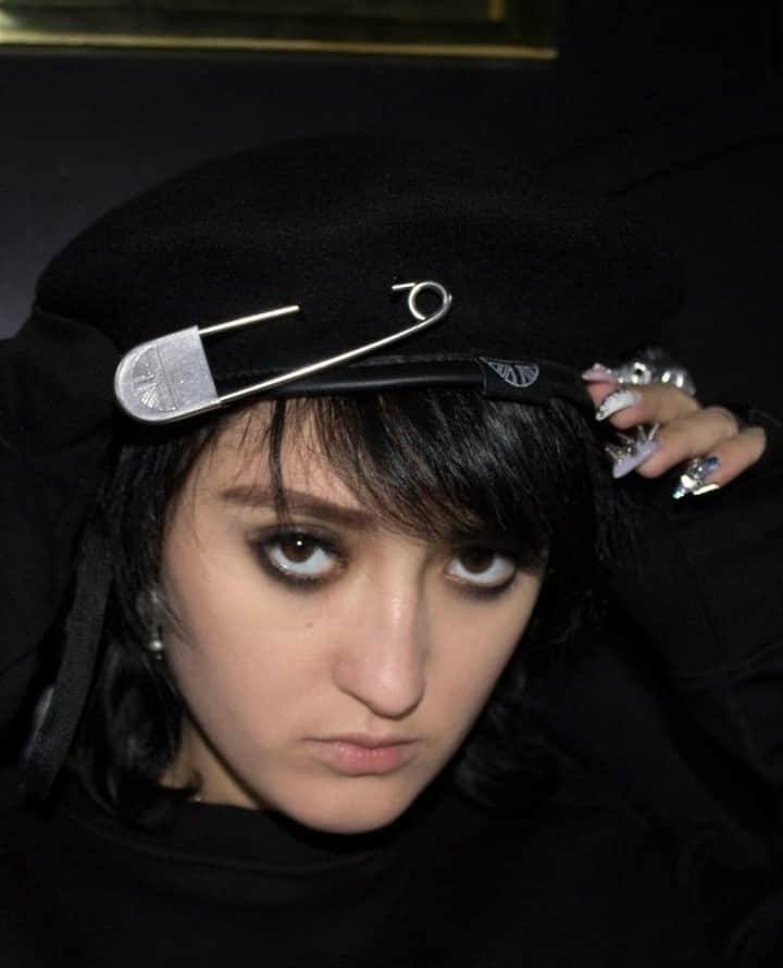 のインスタグラム：「Windsor Beret with oversize safety pin back in stock at our London store and online.⁠ The all wool beret takes its name from the legendary Windsor Castle Pub , a music venue that saw live music from the likes of The Cure , The Rolling Stones and Madness. ⁠ ⁠@voguediary wears the Beret⁠ ⁠ ⁠ ⁠ #UndergroundEngland #UndergroundShoes #UndergroundCreeper #WulfrunCreeper #Creepers #Underground #Wulfrun #OriginalCreeper #algender」