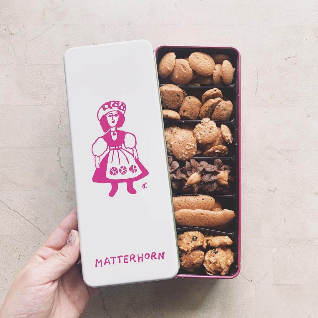 大津彩未のインスタグラム：「ぎゅうぎゅうに詰まったクッキー達が愛おしいな。 ㅤ さくさく、楽しい食感、優しい甘さ。 容れ物も可愛いこと◎  #マッターホーン #帰省のお供」