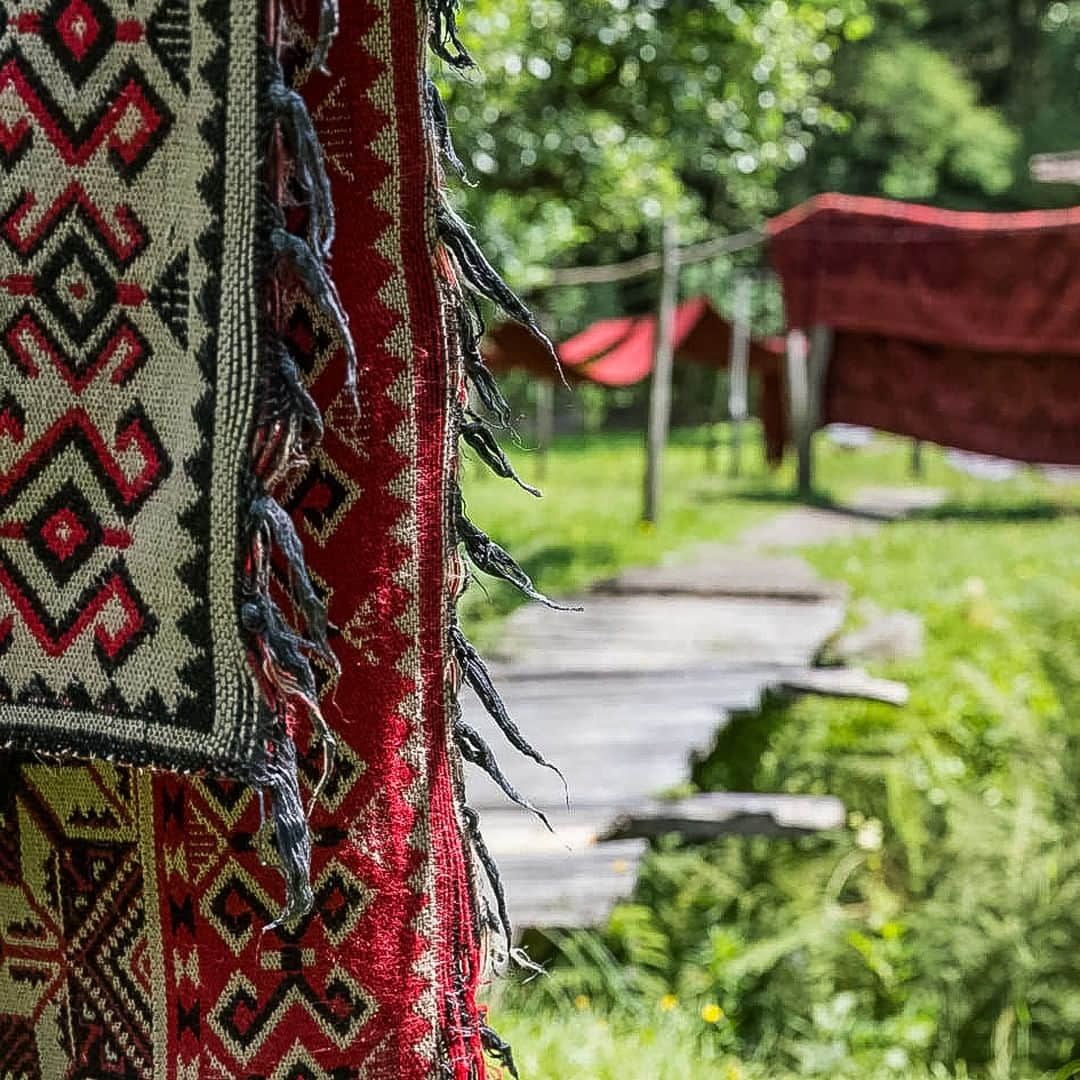 ルフトハンザさんのインスタグラム写真 - (ルフトハンザInstagram)「The hand-woven wool carpets are a deeply rooted part of the Bulgarian culture. In the mountain regions, there is almost no house that does not have one of the colorful patterned floor coverings, which sometimes also decorate the gardens, where they are left to dry after washing. #Lufthansa #EnrichingLife #Bulgaria」9月21日 21時01分 - lufthansa