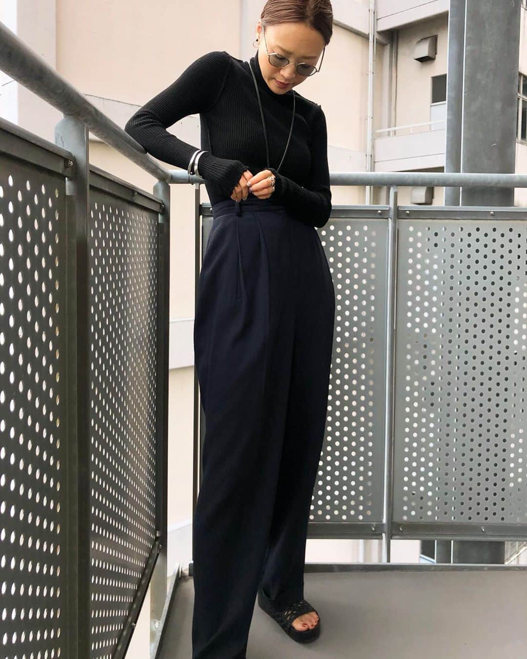 野尻美穂のインスタグラム：「もうすぐニットの季節。 ブラックとネイビーの組み合わせ、昔は好きじゃなかったけど、今はすごい好きでむしろ良くしてる。 これにシャツを重ねるのが私流スタイルですが、このミニマルな感じもあり。 #perverze  #knit  #パンツは古着だよ #お袖長め族」
