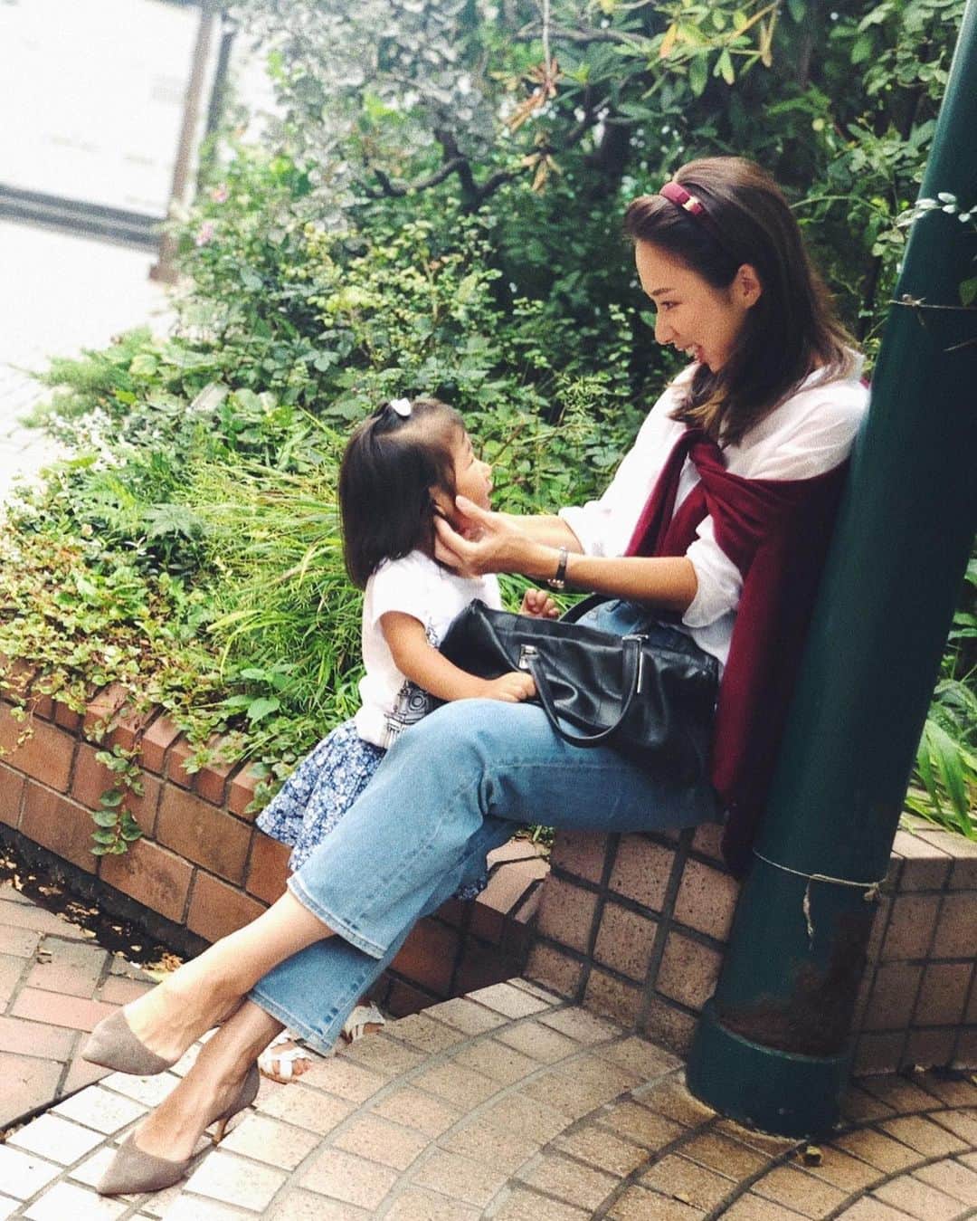 吉川まあこさんのインスタグラム写真 - (吉川まあこInstagram)「✴︎ #まあこーでぃねいと ・ UNIQLOのシャツとデニムは本当優秀👏💯 @uniqlo_ginza ・ ・ cardigan#moncler tops#uniqlo bottom#uniqlo bag#chanel shoes#nebulonie headaccessory#feragamo ・ post2 じじょちゃんは最近すぐにねぇねが悪いと言いにきます ※ねぇねなんも悪くない ・ ・ #ママコーデ #ママファッション #大人カジュアル #きれいめカジュアル #秋コーデ #二子玉川 #maako_denim」9月21日 21時06分 - maako_hinahina
