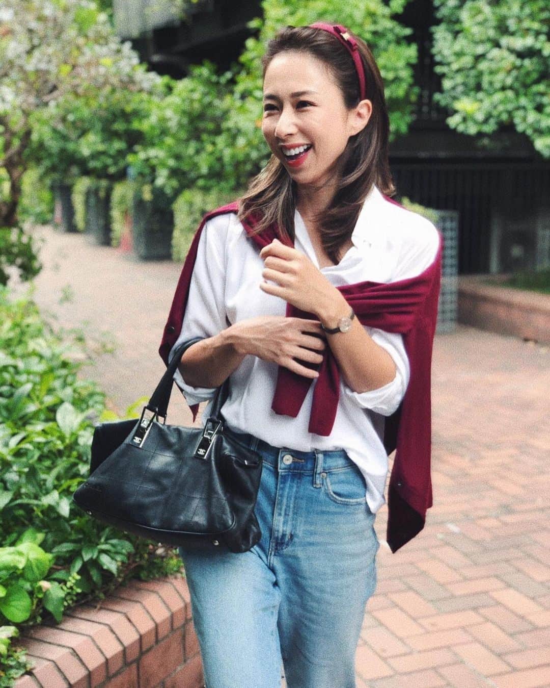 吉川まあこさんのインスタグラム写真 - (吉川まあこInstagram)「✴︎ #まあこーでぃねいと ・ UNIQLOのシャツとデニムは本当優秀👏💯 @uniqlo_ginza ・ ・ cardigan#moncler tops#uniqlo bottom#uniqlo bag#chanel shoes#nebulonie headaccessory#feragamo ・ post2 じじょちゃんは最近すぐにねぇねが悪いと言いにきます ※ねぇねなんも悪くない ・ ・ #ママコーデ #ママファッション #大人カジュアル #きれいめカジュアル #秋コーデ #二子玉川 #maako_denim」9月21日 21時06分 - maako_hinahina