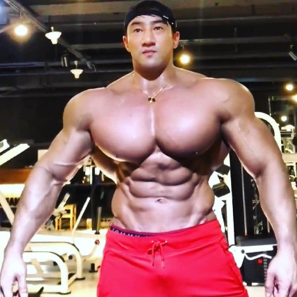 CHUL SOONさんのインスタグラム写真 - (CHUL SOONInstagram)「Still Building . . . Huge training Program available at chulsoon.com  Follow the Facebook page to see work outs.  Facebook.com/chulsoonofficial @chul_soon @chulsoon_official (한국계정)  ______________________________ #Musclemania Pro #teamchuls makeup #headday #bodybuilding #posing #fitness #chulsoon #korean #fitnessmodel  #aesthetic #aesthetics #wbff #ifbb #chulsoon2020 #motivation  #fitfam  #다이어트 #식단」9月21日 21時09分 - chul_soon