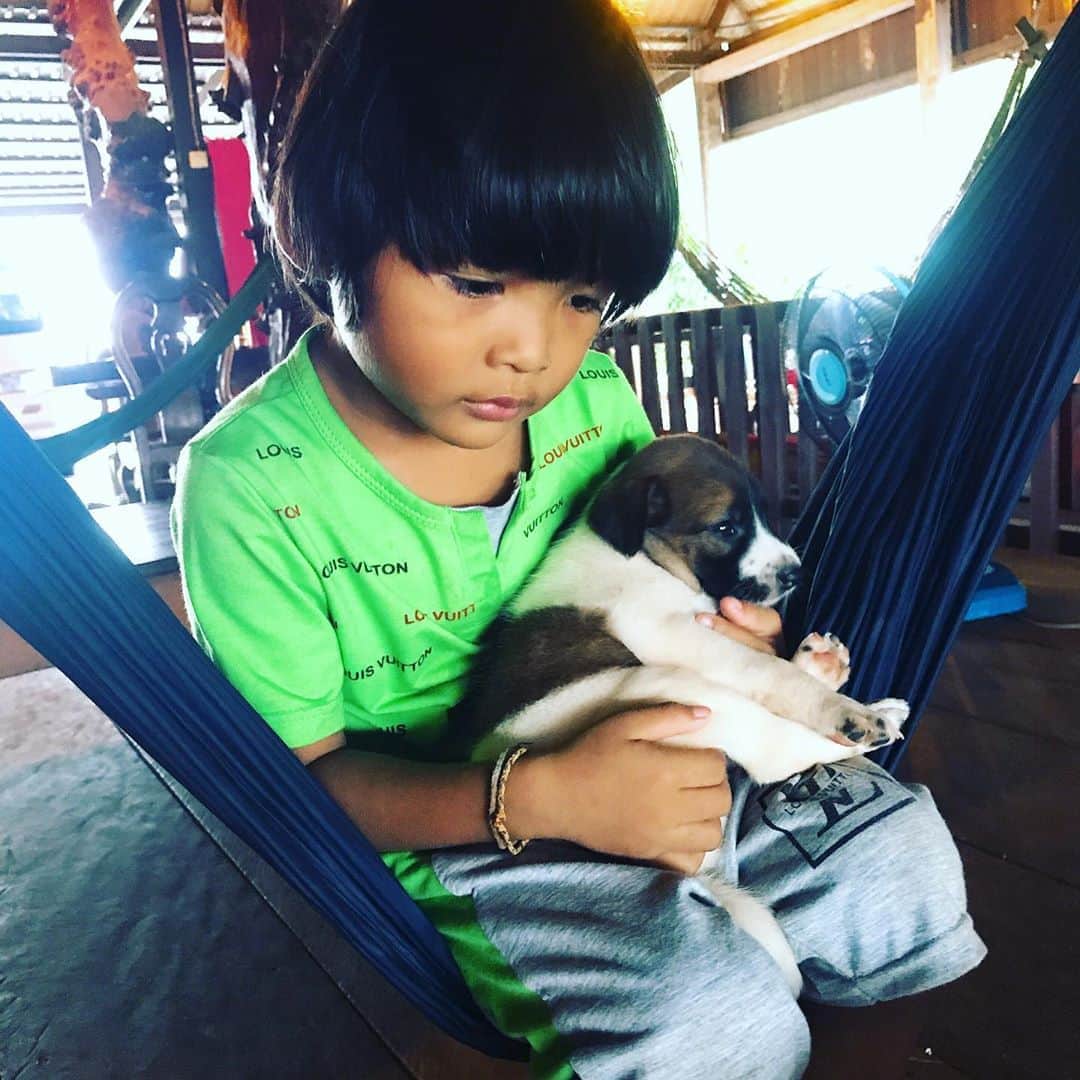 イモトアヤコさんのインスタグラム写真 - (イモトアヤコInstagram)「・ #異国のレストランで出会った少年と仔犬 #ヒィヒィ」9月21日 21時16分 - imotodesse