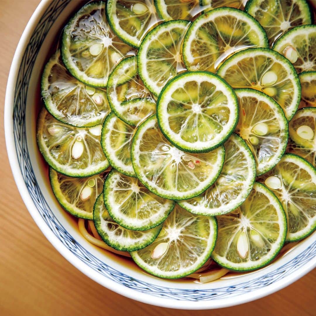 のインスタグラム：「【蕎麦を覆い尽くす、整然としたすだちが美しい！】⠀⠀⠀⠀⠀⠀⠀⠀⠀ 西麻布交差点から1本路地を入った、人気の蕎麦屋『おそばの甲賀』。⠀⠀⠀⠀⠀⠀⠀⠀⠀ 清涼感たっぷりの「すだちそば」は、港区の夏に欠かせない10月までの季節限定品だ。 ⠀⠀⠀⠀⠀⠀⠀⠀⠀ .⠀⠀⠀⠀⠀⠀⠀⠀⠀ 蕎麦つゆに使用するのは、枕崎の本枯れ節とサバ節。⠀⠀⠀⠀⠀⠀⠀⠀⠀ クセのあるサバ節と、すだちの香りと酸味が絶妙な相性を発揮して、ふくよかな出汁の風味を堪能できる。⠀⠀⠀⠀⠀⠀⠀⠀⠀ .⠀⠀⠀⠀⠀⠀⠀⠀⠀ 薄くスライスしたすだちを蕎麦と一緒にほお張ると、蕎麦粉風味がぐわっと引き立ち、喉を過ぎると上品で爽やかな余韻が広がる。⠀⠀⠀⠀⠀⠀⠀⠀⠀ 食欲のない日もするするといただける、さっぱりを極めた一杯だ。⠀⠀⠀⠀⠀⠀⠀⠀⠀ .⠀⠀⠀⠀⠀⠀⠀⠀⠀ 【by東カレ編集部】⠀⠀⠀⠀⠀⠀⠀⠀⠀ 店名 ▷おそばの甲賀（OSOBA NO KOUGA）⠀⠀⠀⠀⠀⠀⠀⠀⠀ 最寄り駅 ▷六本木⠀⠀⠀⠀⠀⠀⠀⠀⠀ ジャンル ▷和食・そば⠀⠀⠀⠀⠀⠀⠀⠀⠀ TEL ▷050-5591-0325⠀⠀⠀⠀⠀⠀⠀⠀⠀ 住所 ▷港区西麻布 2-14-5⠀⠀⠀⠀⠀⠀⠀⠀⠀ シチュエーション ▷ 会食・デート・女子会⠀⠀⠀⠀⠀⠀⠀⠀⠀ .⠀⠀⠀⠀⠀⠀⠀⠀⠀ ー続きは東カレwebまたはアプリにてー⠀⠀⠀⠀⠀⠀⠀⠀⠀ ▶︎『　東京カレンダー　おそばの甲賀　』で検索！⠀⠀⠀⠀⠀⠀⠀⠀⠀ .⠀⠀⠀⠀⠀⠀⠀⠀⠀ #東京カレンダー #tokyocalendar #東カレ#東カレグルメ#東京グルメ #food #foodie #tokyofood #yummy #instafood#美食 #東京美食 #和食 #そば #六本木 #会食 #名店#おそばの甲賀#osobanokouga#六本木#港区」