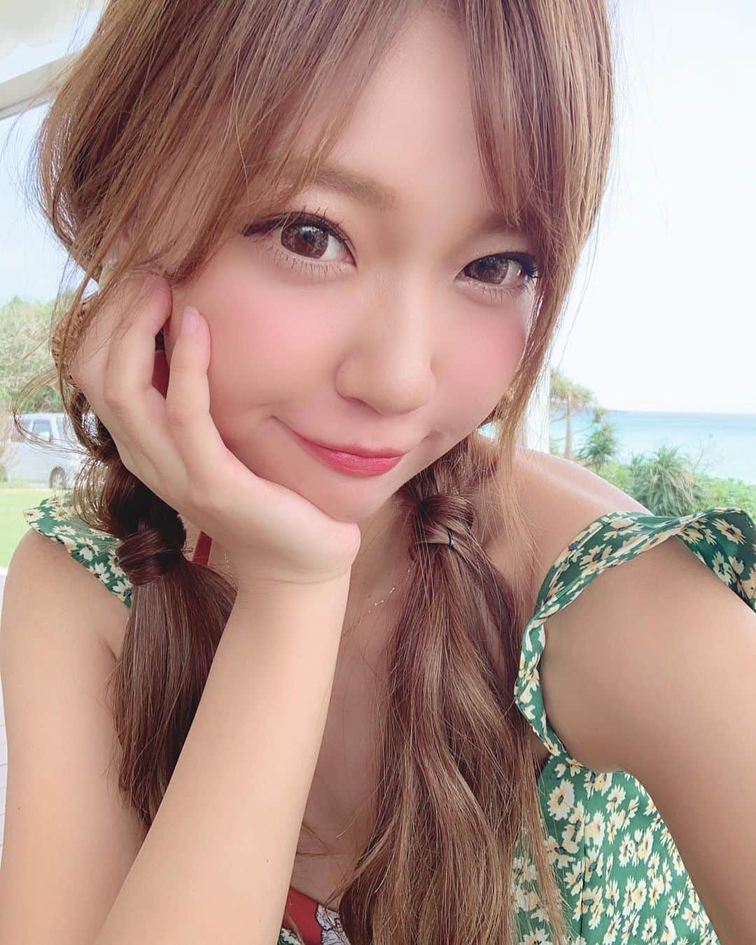 いっちゃん/嶋津 いつみのインスタグラム：「. . 常夏の宮古島から帰ってきたら 急に秋が来ててビックリしてる🙄💨💨💨 . . . やだ。ちょっと。夏終わったのね😢👉🏻👈🏻 . . . . . . 明日は免税店でGETしてきたコスメ達を使って 秋メイクしよーかな🙋🏼‍♀️🌿✨ . . . . みんなのとこは 台風大丈夫？💦 . . . 関西は明日がやばそうなので 引きこもりますー👻 . . . . . #関西  #関西サロモ  #サロンモデル #サロモ #いっちゃん  #フリーモデル #関西モデル  #あざといっちゃん #かわいっちゃん #いっちゃんコーデ #ブライダルモデル #アレンジモデル #ヘアカラー  #ヘアアレンジ #ootd #撮影依頼受付中 #編みおろし会モデル #旅行  #宮古島旅行  #伊良部島 #ビーチ #絶景  #沖縄 . . . . . .  9月のお仕事依頼受付中です🧚🏻‍♀️💜 . .」
