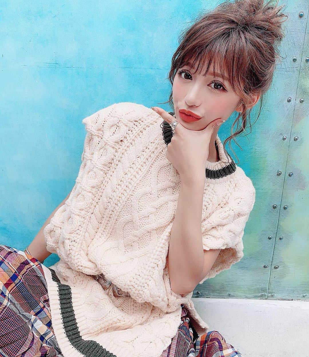 のインスタグラム：「. . のぶさんが用意してくれた衣装が みゆっぽくなくて新鮮で可愛いかった💕 . . 窪田正孝の結婚に ショックを隠せないからここにも書く← . 東京におる意味なくなった #は？ . てかホンマでっか？ #ガセネタであれw . . でもほんまに自分の周り、親しい関係の人達が 最近どどどんって結婚するから寂しいやら嬉しいやら🥺♥️ . . #ヘアアレンジ #お団子ヘア #ヘアセット #おだんごヘア #窪田正孝 #結婚 #無理 #メイク #カラコン #マツエク #Nexter #ネクスター #Nextercreatist #TOKYOcreatist #伊藤実祐 #いとうみゆ #みゆちゃい . . 昨日、まちこに、みゆは結婚すんの？ って言われたけど、多分せーへん💓🙋🏼‍♀️ ( 知らんけど。❤︎❤︎❤︎ ) .」