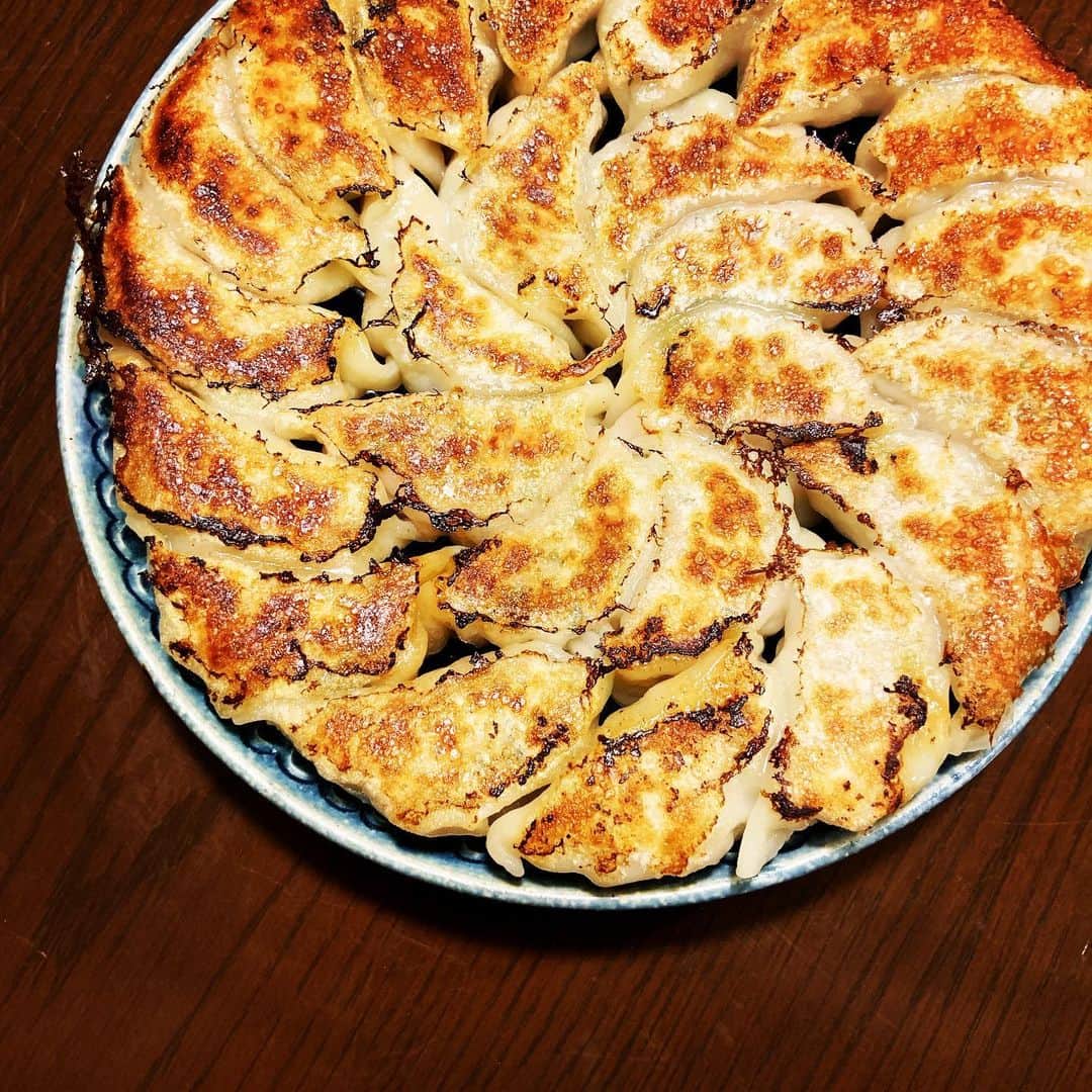 のインスタグラム：「おつまみは先日のあっこ先生 @attocook68  の肉肉肉餃子をおさらい。キャベツや白菜を入れずに、豚肉に長ねぎと生姜だけで作る肉汁たっぷりの餃子。男子たちに大好評。皮はストックしておいた邦栄堂製麺の小型サイズ。 #肉肉肉餃子 #焼き餃子 #肉汁ぶっしゃー #邦栄堂製麺 @offcraftworks_houeidou.n.f」