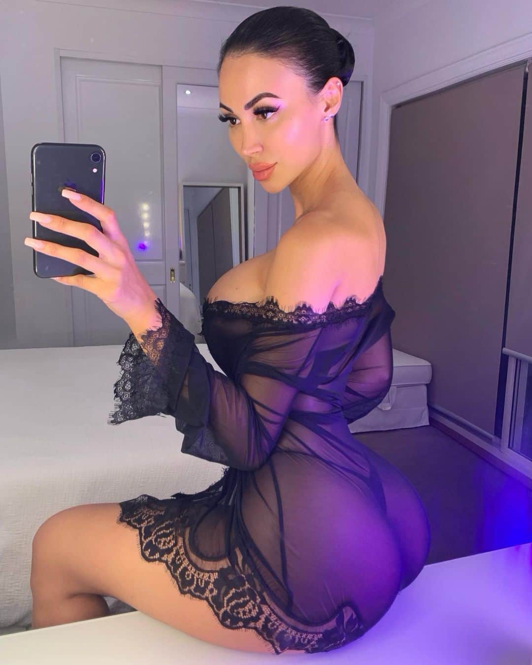 ANNELESE MILTONのインスタグラム：「@fashionnova | Everything comes to you at the right time 🦋 loving my new microbladed brows by the brow queen @lanatarekbrows」