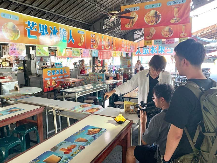 福田太郎さんのインスタグラム写真 - (福田太郎Instagram)「✈︎ イチモニ！台湾特別編🇹🇼 ご覧頂きありがとうございました！ 心から楽しいロケでした😆 ⠀ 行きたくなったよ！って方、 気になったとこを、ぜひ教えてください✌️ 台湾経験者の方は、どんな思い出をお持ちですか？ ⠀ マンゴーの故郷、台南玉井区🥭 市場はフルーツの香り、熱風に包まれ あま〜いマンゴーかき氷の冷たさが 最高に心地よかったです🍧 おばあちゃん優しかったなぁ〜！ これだけ入って、ひとカゴ800円ちょっと！！！ ⠀ 吉田社長の中国語講座🐼買い物編 ◎ちぇーがー どぅおー しゃお ちえん ？ 這個 多少 錢 👉これいくらですか？ ⠀ ◎げい うぉー だいず 給 我 袋子 👉袋頂けますか？🛍 台湾はエコなので、お願いしないと貰えません〜！ ⠀ #台湾 #美食の都 #台南 #芒果的故鄉 #マンゴーの故郷  #ブツ撮り に本気の #カメラクルー  #fmnorthwave #メイリー台湾 #ゲスト出演 リスナーの皆さま、ありがとうございました！ 来週もお邪魔します！DJ #吉田皓一 社長 MC #片岡香澄 さん #中国語 がんばりましょ！ #HTB #イチモニ！ #食のチカラ #福田太郎」9月21日 21時36分 - htb_tarofukuda