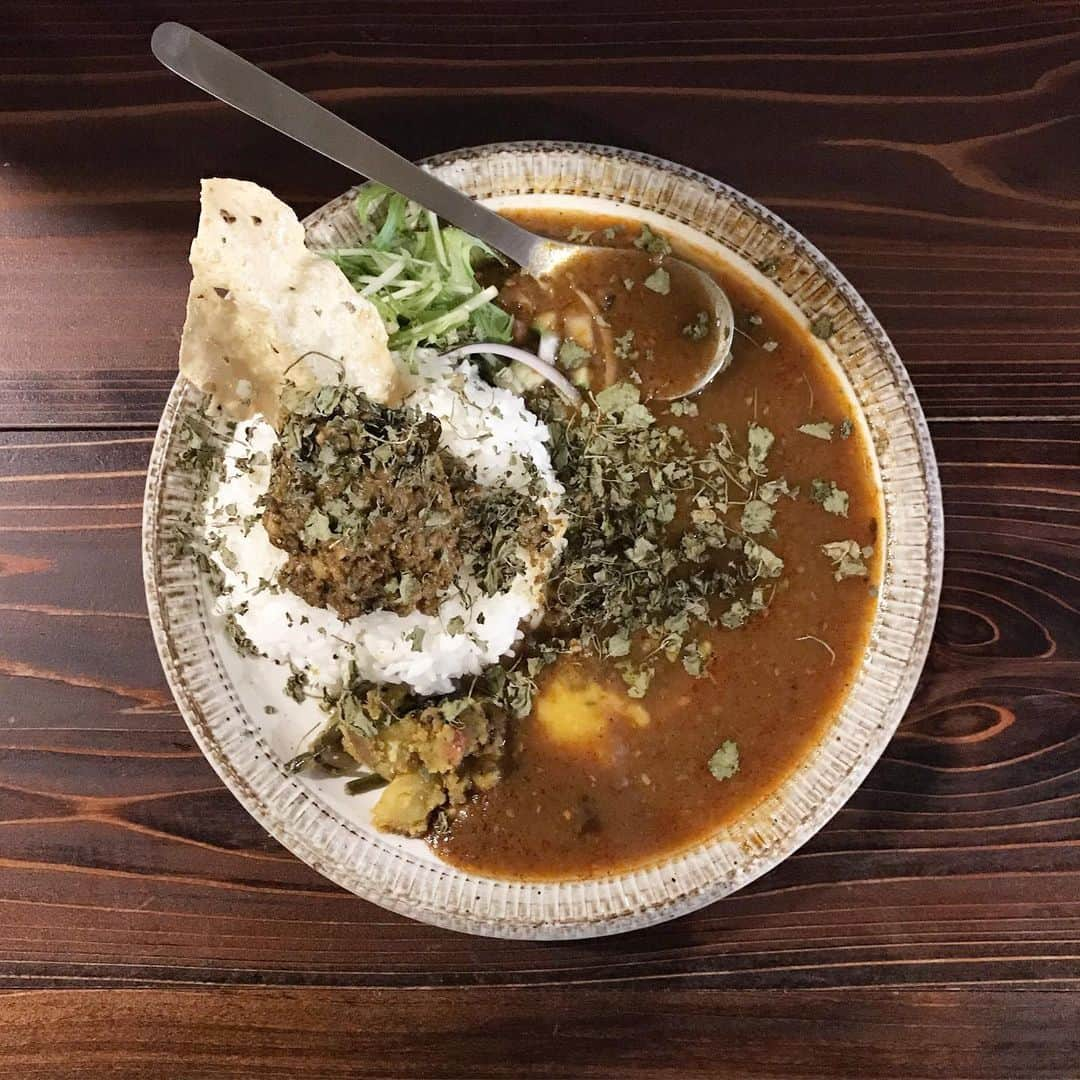 __784__さんのインスタグラム写真 - (__784__Instagram)「. 久しぶりのディレディレカリー🍛 その後は秋物を見にpandへ。気になっていたものはまだ入荷していなかった。井藤さんのシェーカーボックスを購入したよ。  この先どんな雰囲気になりたいか、どんな服を着たいかを考えることが多い最近。大人の女性らしい、カッコいい雰囲気になりたいと思うけれど、そういう服はどんなお店にあるんだろう？と思う。今まで入ったことのないお店や手に取らなかったブランドの服を、実際に目で見て試してみるのが近道なんだろうな。食わず嫌いせずに色々挑戦してみよう🔥 . #カレー探訪記」9月21日 21時37分 - ___nk1029