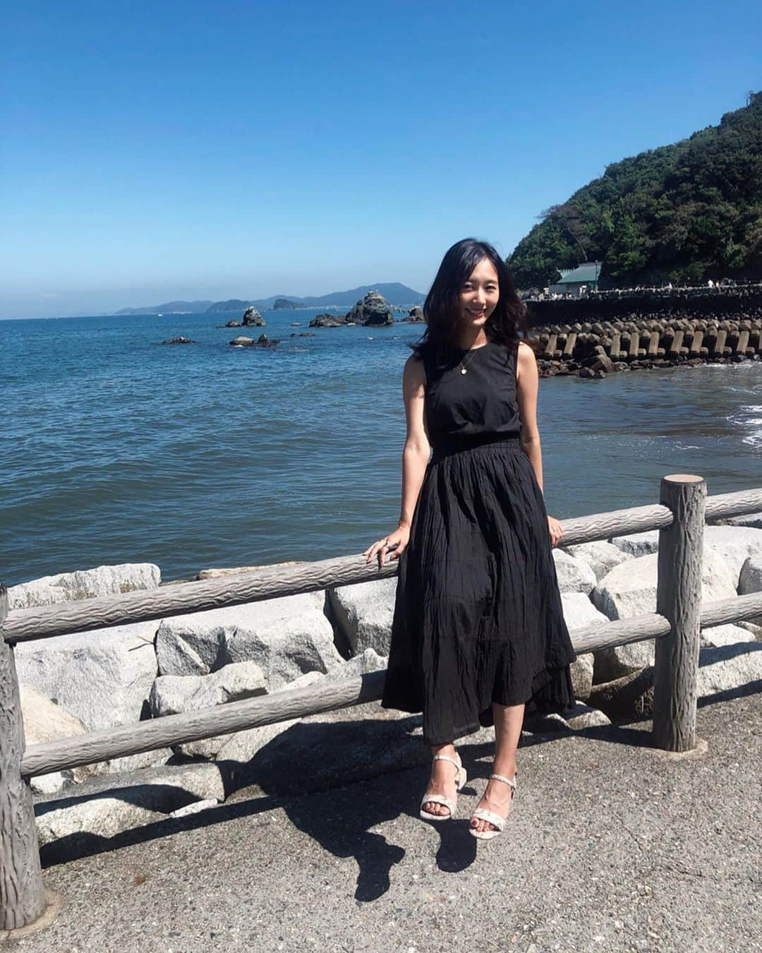 のインスタグラム：「.﻿ ﻿ 三重いいところだったなー。﻿ ﻿ 後ろに夫婦岩が見えます(･ᴗ･)/﻿ ﻿ ﻿ ﻿ #三重旅行 #伊勢旅行 #夫婦岩」