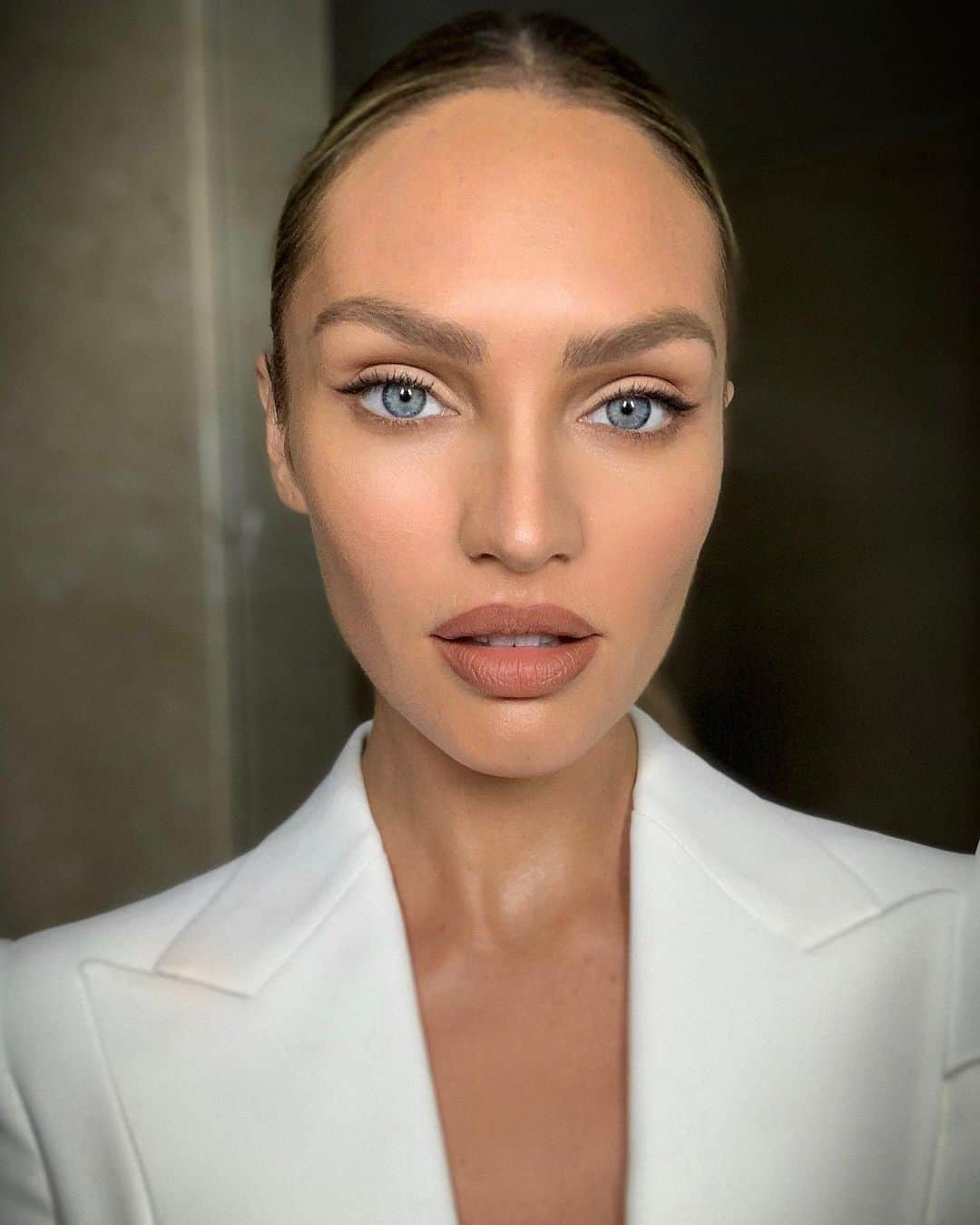 Carolina Gonzalezさんのインスタグラム写真 - (Carolina GonzalezInstagram)「🚬CANDICE 🖤 Cream Colored Lids with a side of Androgyny 👄on @angelcandices #tonight #MLFW2019 #stylist @elizabethsulcer #makeupCarolinaGonzalez #CGonzalezBeauty #CandiceSwanepoel」9月21日 21時48分 - cgonzalezbeauty