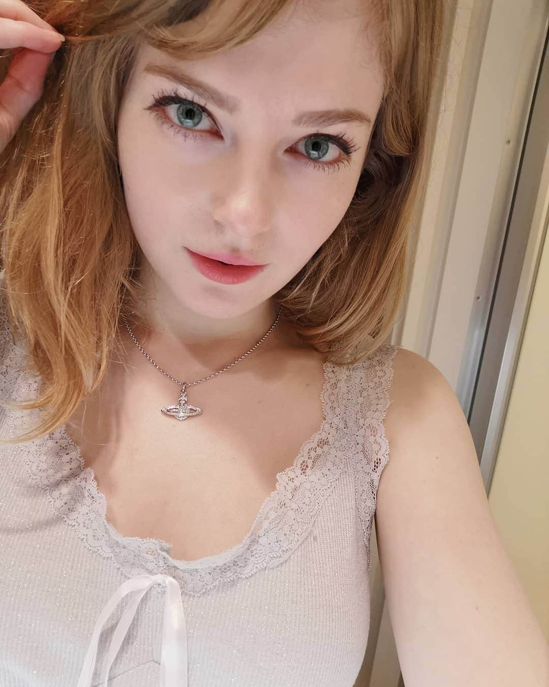 Ella Freyaのインスタグラム：「What would be your ideal date? Mine would be a roadtrip into the middle of nowhere and explore the place. Or visit an art museum and eat sashimi 😍」