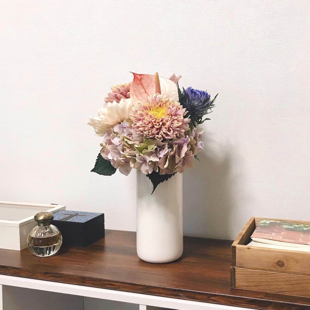 加藤理恵さんのインスタグラム写真 - (加藤理恵Instagram)「たまには花を飾ってみるよ。」9月21日 21時48分 - vivi_729