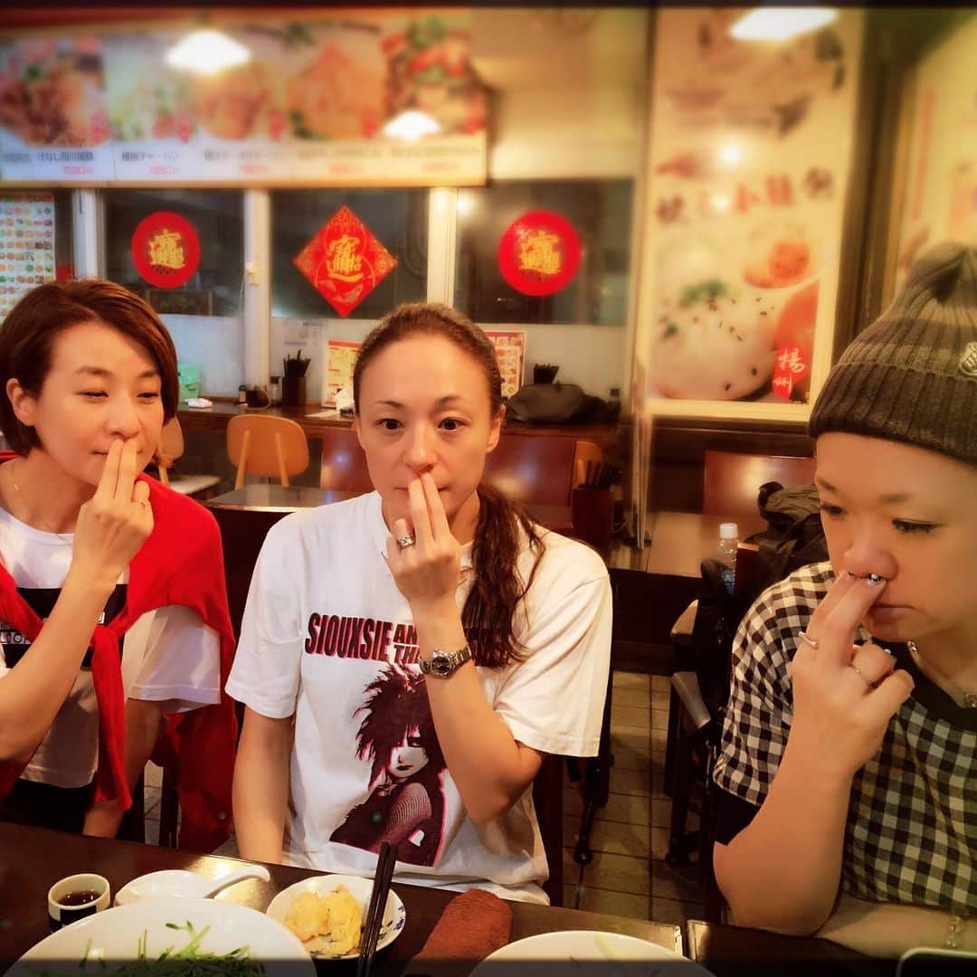 のインスタグラム：「明日がMKTV 39s FES ですよー！ この3人オープニングアクトやりますよ〜！ ちなみに3人何をしてるかと言うと…千絵ちゃんが教えてくれたのですが鼻の下の部分を触りながら深呼吸すると人間って落ち着くらしい。 決してみんなで「加藤ちゃんペッ！」やってるわけではありません。 笑かそうとしてるわけではありません！  ってなわけで稽古後にたまたまWild林希の直感で見つけた小籠包屋さん…美味しかったのよ！  #mktv #mktv39sfes #gravity #林希 #岡千絵 #シルビアグラブ #稽古帰りに発見 #小吃揚州 #小籠包 #加藤ちゃん派じゃないのよ #落ち着く方法」