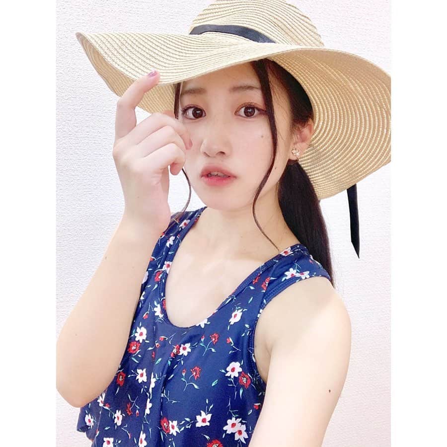 のインスタグラム：「. 私が常夏感を出そうとすると 夏休みの田舎娘になる現象に 名前をつけたい。😂👗👒笑笑 . #ボンボンTV #swim #girl #水着 #me #swimwear #beach #hat #summer #加藤一華 #いっちー #ootd #コーデ」