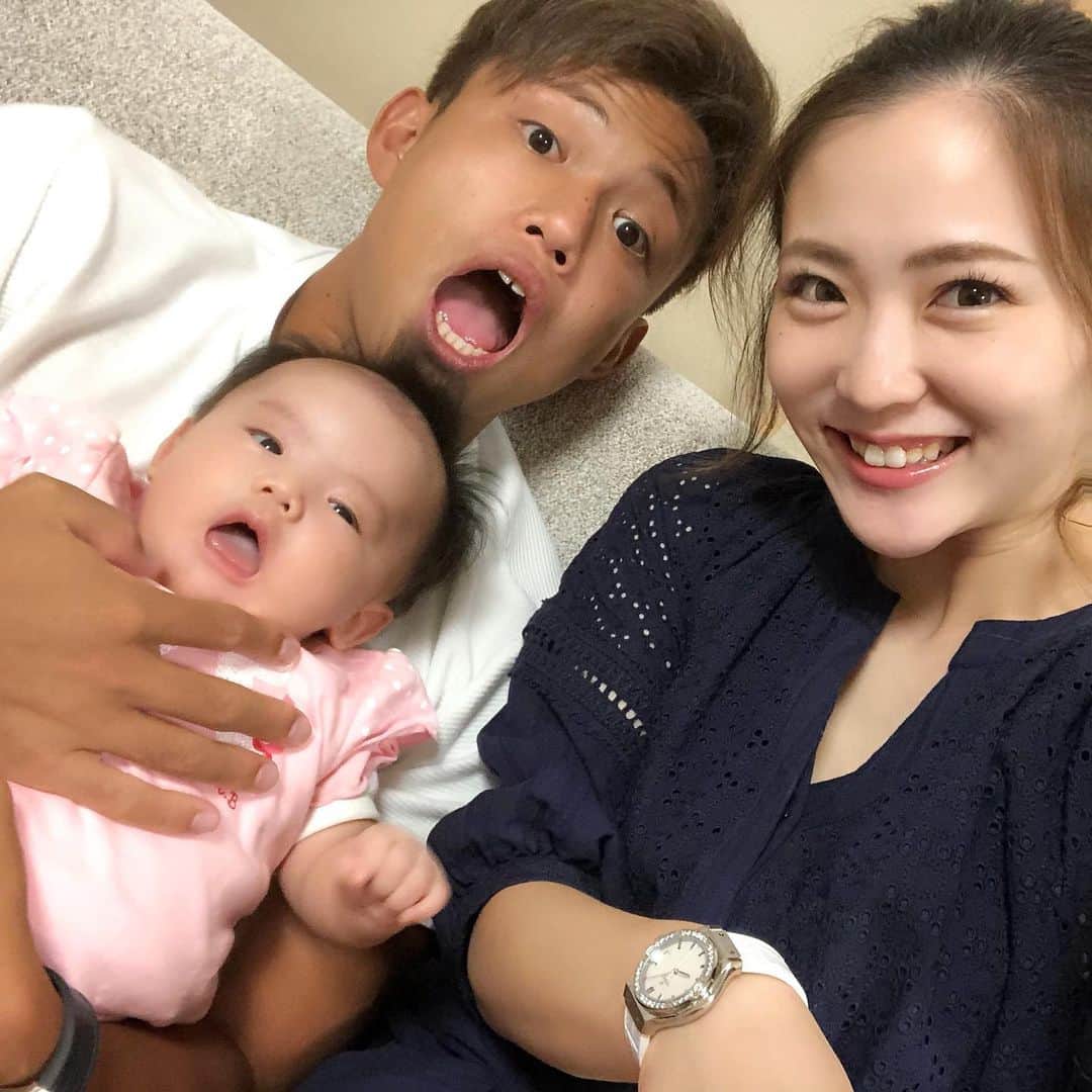 姫野れみのインスタグラム：「夫の誕生日に家族で👦🏾👩🏻‍🦰👶🏼❤︎ 復帰に向けて辛いリハビリも着実に進んでいて 肌の色もすっかり夫らしくなってきて安心☺️笑 子育てや、家事もすすんで手伝ってくれるので 少し余裕があるくらい毎日まったり過ごせています🍃 娘はすでにパパっ子になりつつあって寂しいよ、笑 家族３人で素敵な１年になりますように ・ #家族写真 #5日違いのbirthday #birthday #happybirthday #baby #girl #mamagirl #赤ちゃん #ベビー #女の子ベビー #女の子 #赤ちゃんのいる生活」
