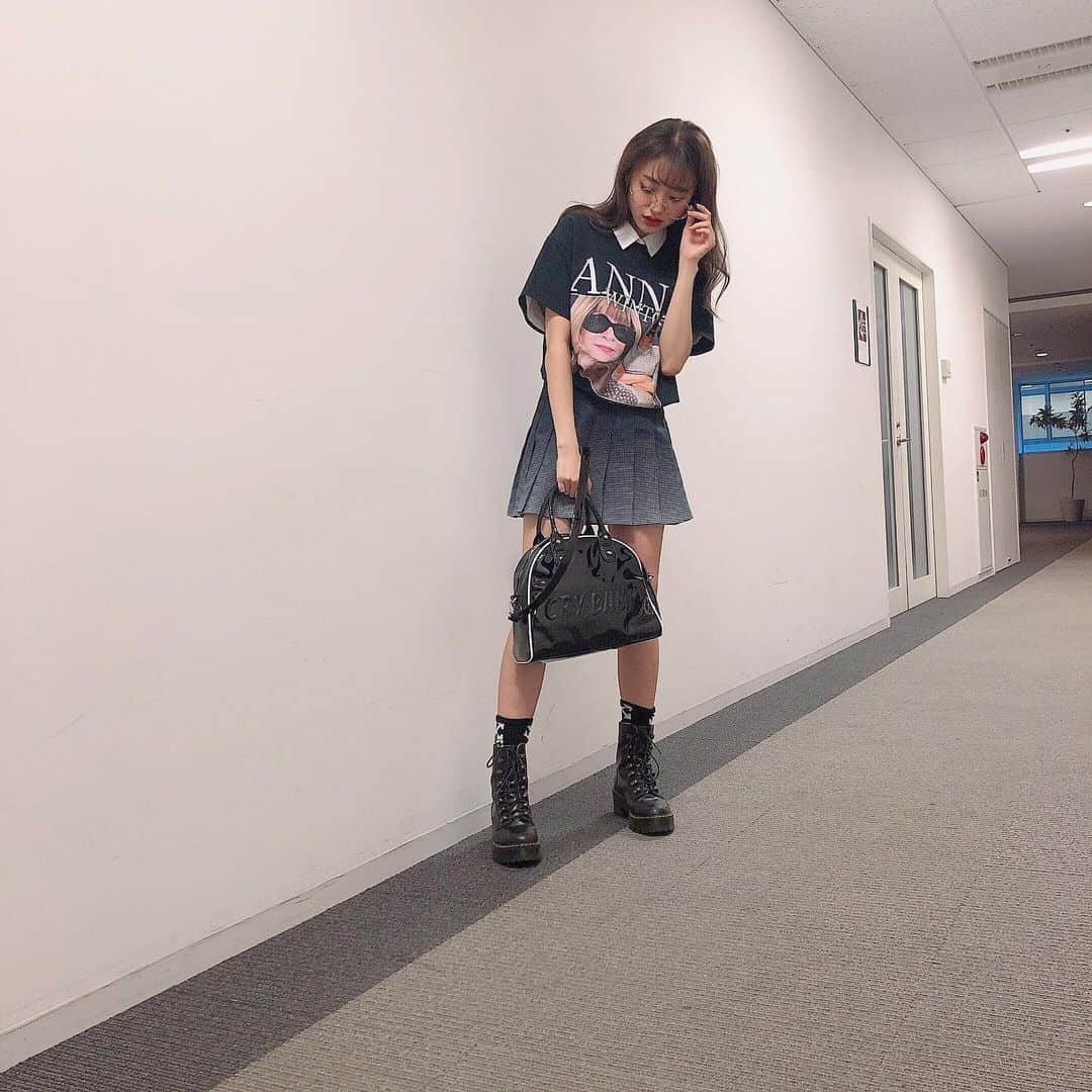 香音さんのインスタグラム写真 - (香音Instagram)「今日の#のんうぇあ SchoolGirlです。❤︎ オールブラックなコーデだけど、素材を変えて変化をつけてみたよ〜🖤 珍しくメガネちゃん👓」9月21日 21時47分 - kanon420_official