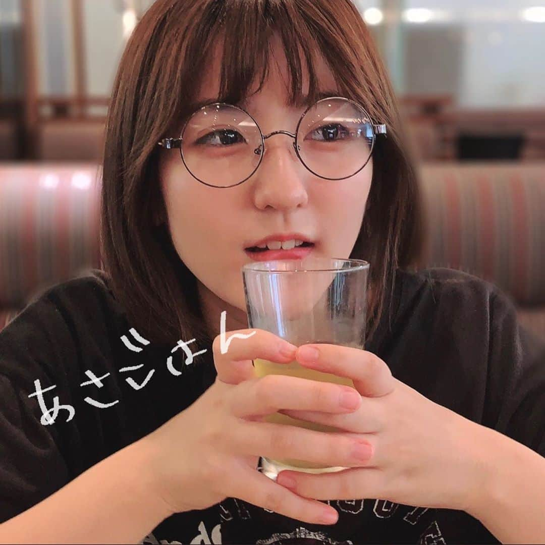 金城成美さんのインスタグラム写真 - (金城成美Instagram)「朝6時に目が覚めてしまい、あと2時間は寝れるのに寝付けず、じゃあ朝ごはん食べに行こーとお母ちゃんを連れて、ファミレスのモーニング食べたんだ〜☀️ その日の編集作業、むちゃくちゃ眠かったのは想像通りでした( ´ ω ` ) * * * #goodmorning #めがね」9月21日 21時49分 - kinjo_narumi