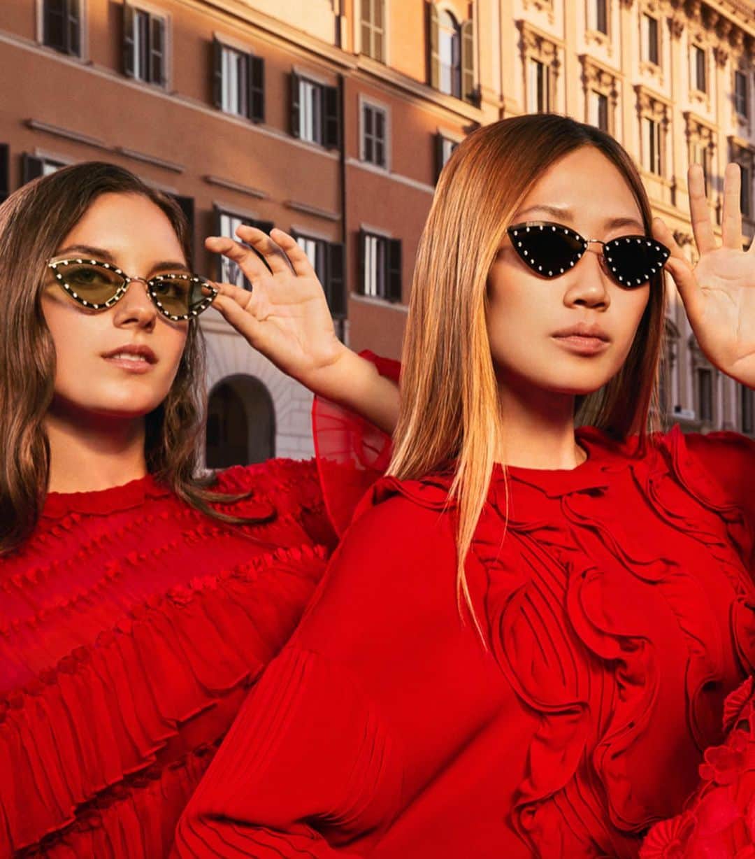 Valentinoさんのインスタグラム写真 - (ValentinoInstagram)「Rebecca, Tina, Alexandra and Francesca wearing the new Crystal Studs #ValentinoEyewear right before joining the flash mob. View more via link in bio. 📸 @dubitante」9月21日 21時52分 - maisonvalentino