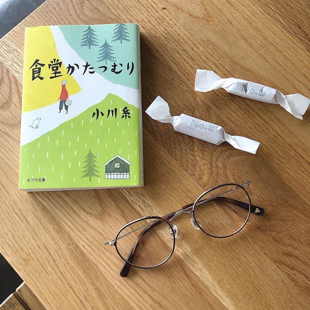 村田倫子さんのインスタグラム写真 - (村田倫子Instagram)「すきな者たち。 . . 食堂かたつむりはずっと昔から、側に置いてる本。母が私に教えてくれました。主人公の女の子がね、倫子さんなんです。無性に優しいご飯が食べたくなる。ふと思い出して読み返してます。 . 昨日から予約も開始されたzoffコラボ眼鏡(コメントやＤＭありがとう全部読んでます)昨夜の @liveshop.jp の配信もアーカイブでみれるので、ぜひのぞいてみてください。３人で眼鏡のこだわりをぎゅっと話してます。 . ナンバーシュガーのキャラメルはやっぱり特別。この間、知り合いからいただいて本のお供に。 #ゾフガルコレ #zoff」9月21日 21時53分 - rinco1023