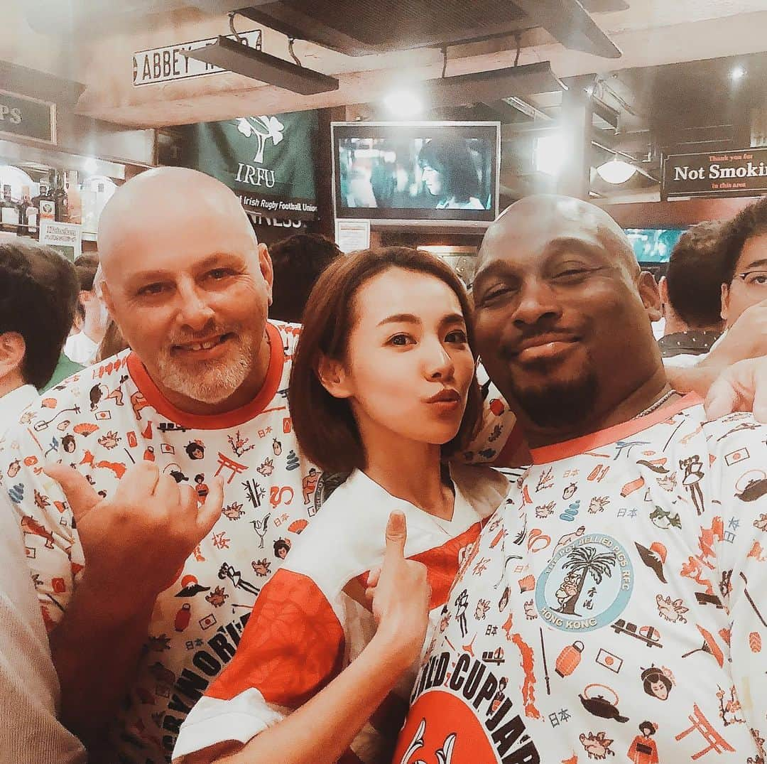 小松あやさんのインスタグラム写真 - (小松あやInstagram)「. ( っ'-')╮ =͟͟͞͞🏉⊂(ﾟΘﾟ ⊂) . . Over the border🌎✨ 香港の選手と記念撮影してもらいました❤️ とりあえずデカいわ( ˙꒳​˙)✋🏽 にしてもこの香港Tシャツめっちゃかわいくない？！ . . #ラグビーワールドカップ2019 #ラグビー観戦 #ラグビー女子 #ラグビー好きと繋がりたい #rwc2019 #ユニフォーム #ラグジャー #スポーツ観戦」9月21日 22時05分 - i_am_ayakomatsu