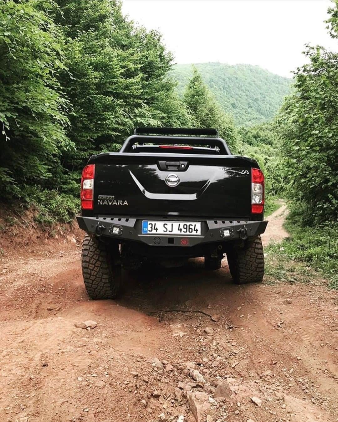 のインスタグラム：「Not your everyday road. Not your everyday truck. #NissanNavara #Nissan #Navara 📷&🚗 @offroadnavara」