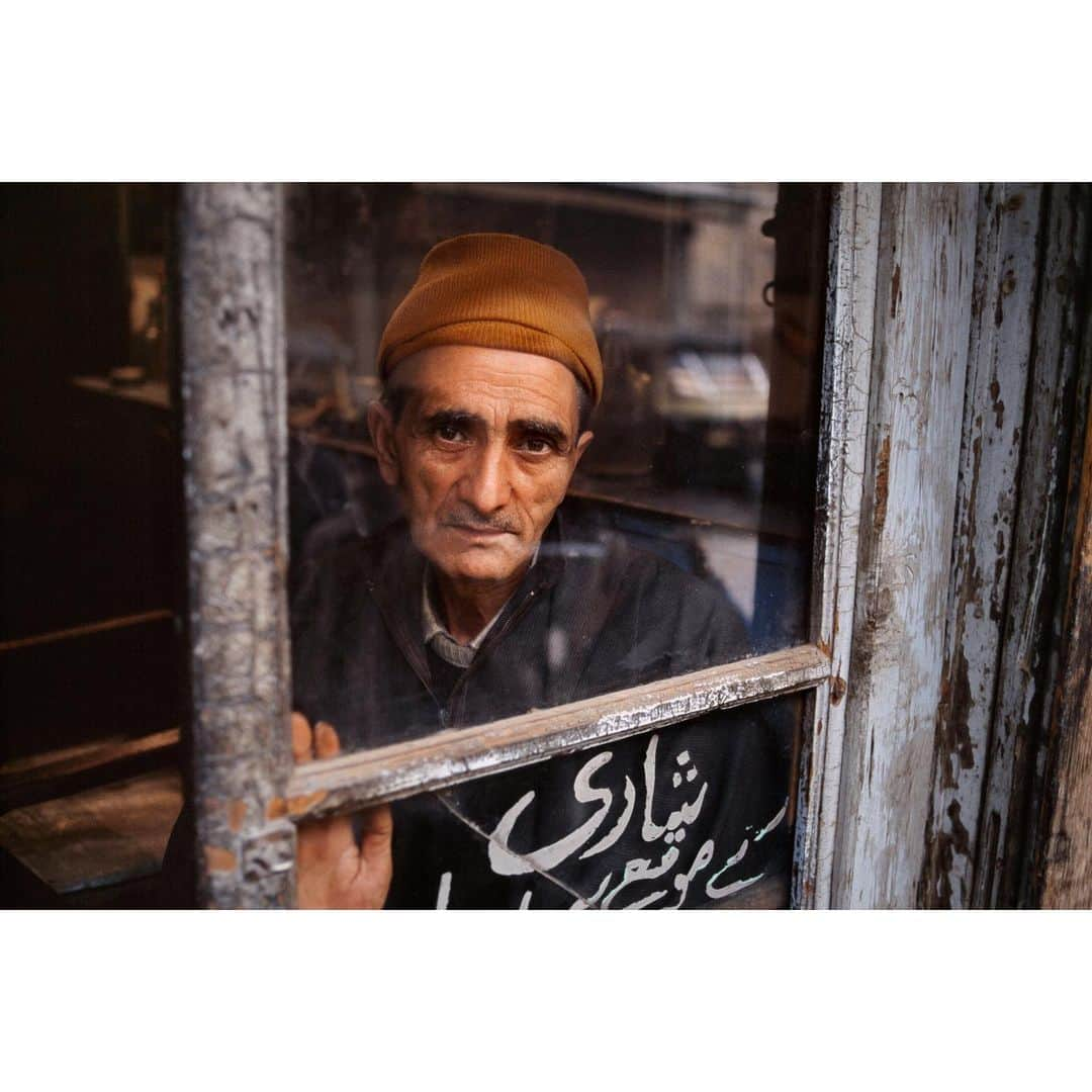 スティーブ・マカリーさんのインスタグラム写真 - (スティーブ・マカリーInstagram)「Man looking through the window frame of a shop. #Kashmir, 1998.」9月21日 22時01分 - stevemccurryofficial