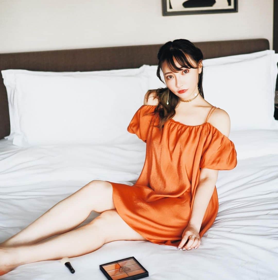 クリスティン・ウェイのインスタグラム：「Weekend’s makeup #autumnmakeup #makeup #selfmakeup #valmuer #ootd #onepice #autumnfashion」
