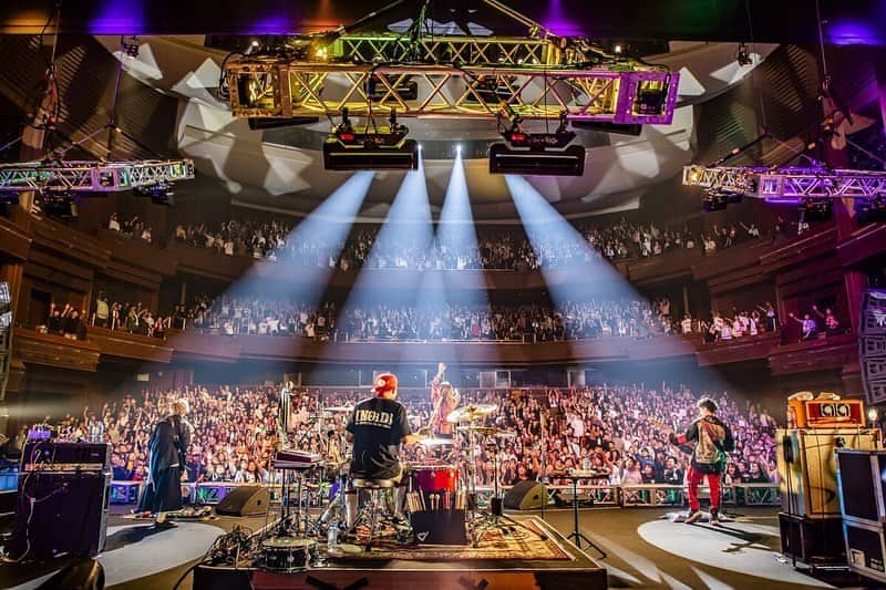 藤原広明のインスタグラム：「都会のラクダ“ホール＆ライブハウス”TOUR 2019〜立ちと座りと、ラクダ放題〜  サンポートホール高松 大ホール  高松のあなたにびっくらぶっ！！🦍🦍🦍🦍 photo by @cazrowAoki」