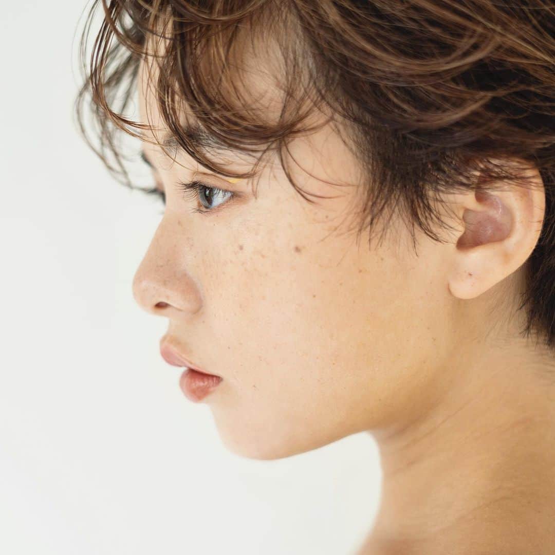 野口和弘のインスタグラム：「抜けバング☺︎ ストレートアイロンでランダムに巻いてN.のバームをまんべんなく揉み込んだら完成！！ . モデルはうちのレセプションのマナちゃん🌛 #cieca. #ciecanoguchi」