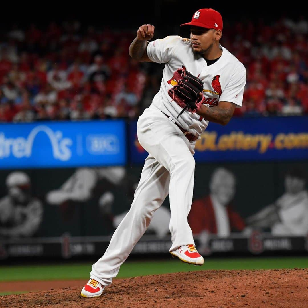 セントルイス・カージナルスさんのインスタグラム写真 - (セントルイス・カージナルスInstagram)「Join us in wishing a Happy 28th Birthday to #STLCards closer @tsunamy0327!」9月21日 22時10分 - cardinals