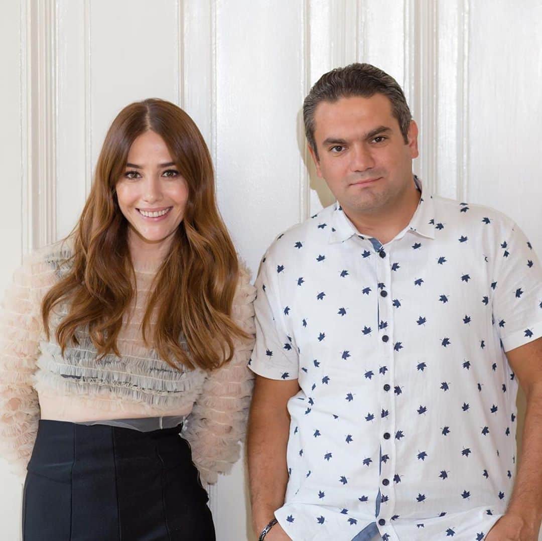 Ozge Gurelのインスタグラム：「@ilkergezici ile #annem i konuştuk, ne güzel bir sohbetti benim için çok teşekkür ederim 🙏🏻🎈🎈bugün @sabah.gunaydin ekindeyiz keyifli okumalar 🌸🌸 📷 @saffetazak  Saç @canerilgun  Makyaj @canerbala 💋💋」