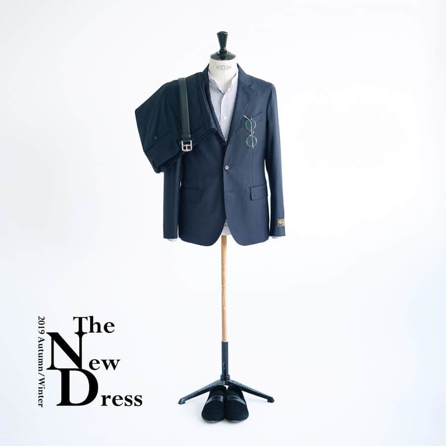 のインスタグラム：「【The NEW DRESS - 2019 Autumn/Winter - 】﻿ “DROP ZERO”﻿ ﻿ スーツの新たな解釈を提案する『The NEW DRESS』は、制服的な用途で使われるスーツを幅広く日常に溶け込むように、素材、シルエット、スタイリングで提案する新たなカテゴリーです。﻿ ﻿ ドロップゼロスーツは、定番のコンフォートモデルとは違う、全く新しいシルエット。  ウエストフィットを現代的に緩やかにしている事、肩周りも薄い芯地を使用しているので、柔らかいコンストラクション、パンツは1プリーツにサイドアジャスターのデザインが特徴です。 ﻿ ﻿ ﻿ Suit : 【EDIFICE】¥75,000+tax﻿ Shirt : 【EDIFICE】¥14,000+tax﻿ Shoes : 【FERRANTE EX】¥38,000+tax﻿ ﻿ ﻿ ﻿ ﻿ ﻿ ﻿ ﻿ ﻿ #edifice #edificeoriginal #edificeoriginalsuit #menssuit #suitstyle #setup #menssetup #setupstyle #mensfashion #menswear #mensstyle #loropiana #dropzero #dresscasual #warmbiz #bizstyle #bizsuit #bizsetup #メンズスーツ #スーツ #スーツファッション #エディフィス #エディフィスオリジナル #エディフィススーツ #ウォームビズ #ビズコーデ #ロロピアーナ」
