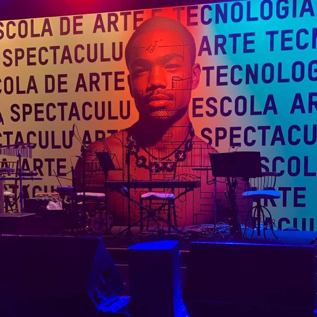 Schutzのインスタグラム：「ABOUT SPECIAL NIGHT: Na noite da última quinta-feira, @schutzoficial , @voguebrasil e @donasanta  se uniram em uma mesa especial, para celebrar os 20 anos da Escola @spectaculu, projeto social sem fins lucrativos comandado por @marisaorth e @gringocardia , que capacita e profissionaliza jovens de escolas publicas do Rio de Janeiro. Os 2 milhões arrecadados no jantar, garantem um ano de educação e oportunidades para os jovens participantes do projeto. Só a educação ganha o jogo! #voguedonasantaschutz #spectaculu20anos」