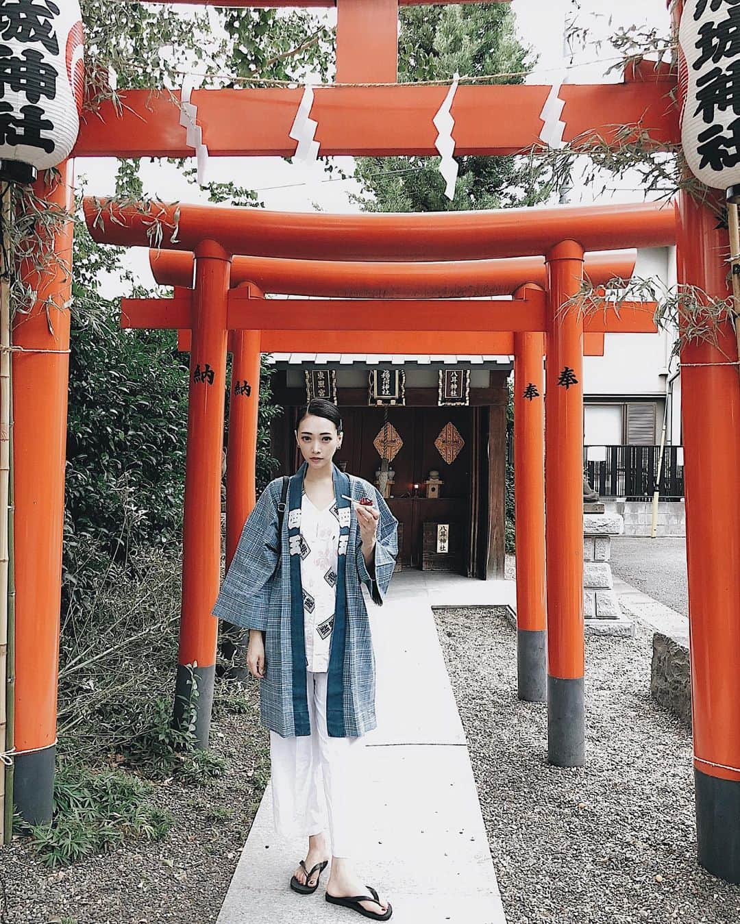 石川マリーさんのインスタグラム写真 - (石川マリーInstagram)「． ． マリーの地元、神楽坂 赤城神社のお祭りへ♪" 今年は負傷中でお神輿担げなかったけど… 半纏着て盛り上げ隊やってきたよっ！！w (足袋忘れてビーサンなお祭りコーデw) ． 手に持ってるのは大好きなあんず飴♡ 2個当たったの♡わーい♡ ． ． ． #hometown #tokyo #shinjuku #kaguraza #shrine #matsuri #japanesestyle #followme #tflers #休日 #連休 #地元 #神楽坂 #赤城神社 #お祭り #お神輿 #神櫻睦 #コーデ #スタイル #わっしょい #楽しかった」9月21日 22時20分 - marieishikawa