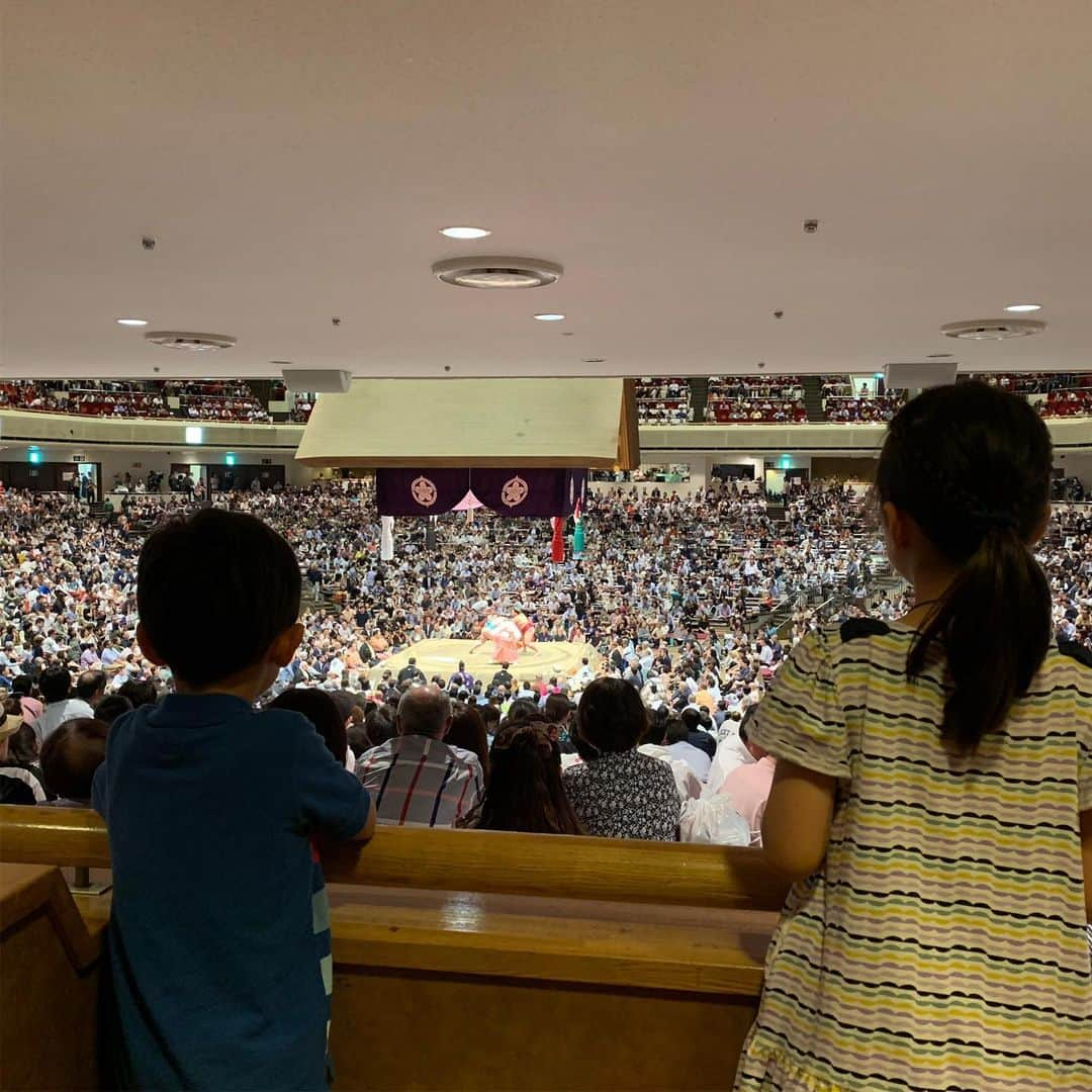 山本モナさんのインスタグラム写真 - (山本モナInstagram)「お相撲！  子供達、初めての相撲観戦。場内の熱気にワクワク。  色々と初めてづくしで、 「おすもうさんがまいている白いの何？」 「おすもうさん、かどっこで何飲んでるの？」 「なんでおすもうさん、じぶんのことたたいたの？？」 「なんで、ゆっくり足あげてるの？」 親は質問責めに(笑)  楽しめたみたいでよかった！  #大相撲九月場所 #両国国技館 #初めてのお相撲 #焼き鳥美味しかった」9月21日 22時30分 - monayamamoto