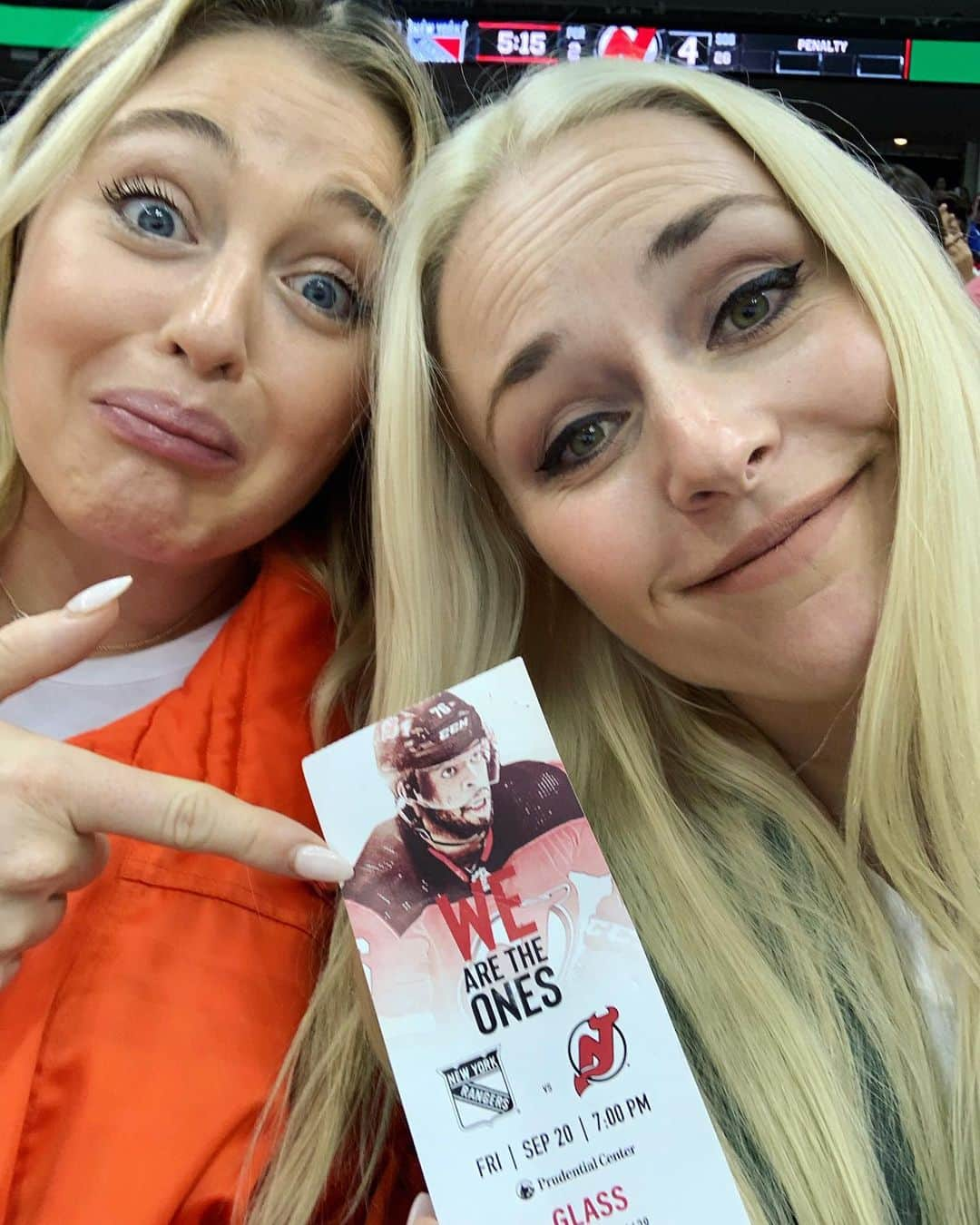 リンゼイ・ボンさんのインスタグラム写真 - (リンゼイ・ボンInstagram)「That’s a good looking ticket right there @njdevils @subbanator 🔥 Thanks for the fun girls night @iskra ❤️❤️❤️」9月21日 22時23分 - lindseyvonn