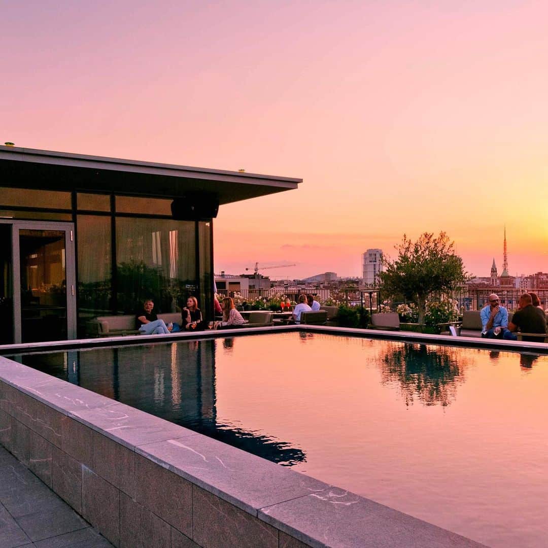 barneysnyofficialさんのインスタグラム写真 - (barneysnyofficialInstagram)「There’s no better way to end the day in Milan than watching the sunset by Milan’s first rooftop pool, whilst sipping on an aperitivo made by award-winning mixologist, Mattia Pastori at @hotelviumilan. Check out our #BNYCITYGUIDE by clicking the link in bio for more travel recs for your next trip.」9月21日 22時25分 - barneysny