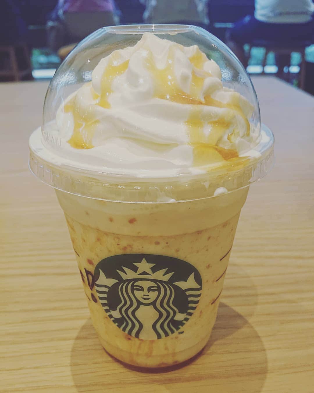 千葉泉のインスタグラム：「お仕事終わりにスタバ！ 芋けんぴ感すごくてめっちゃ美味しかった！毎日飲める！！(^q^)✨ #スターバックス  #スタバ #スタバ新作  #スイートポテトゴールドフラペチーノ  #いも  #新宿カフェ」