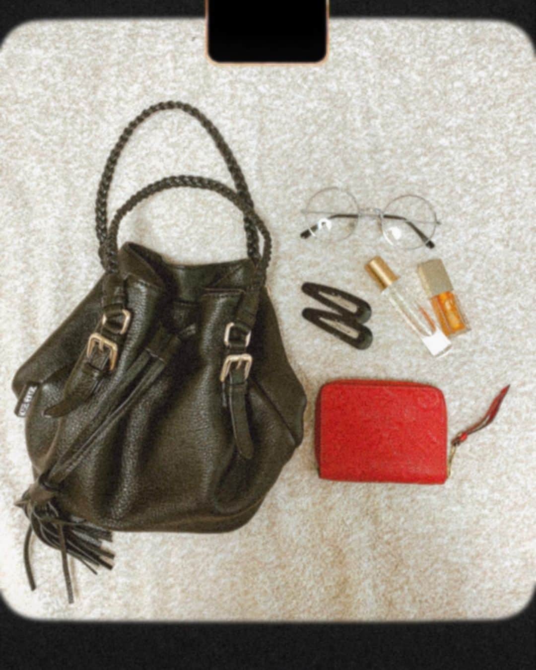 Linaのインスタグラム：「新しいバッグ👜 革が柔らかくていっぱい入るし本当可愛い🖤. 後あとこのリップオイル良すぎてみんなに配ってる🧡 出かける前にこんな事してるからいつも遅くなっちゃう. . @mosselnewyork #mosselny #mosselnewyork #モシェルニューヨーク ＃モシェル」