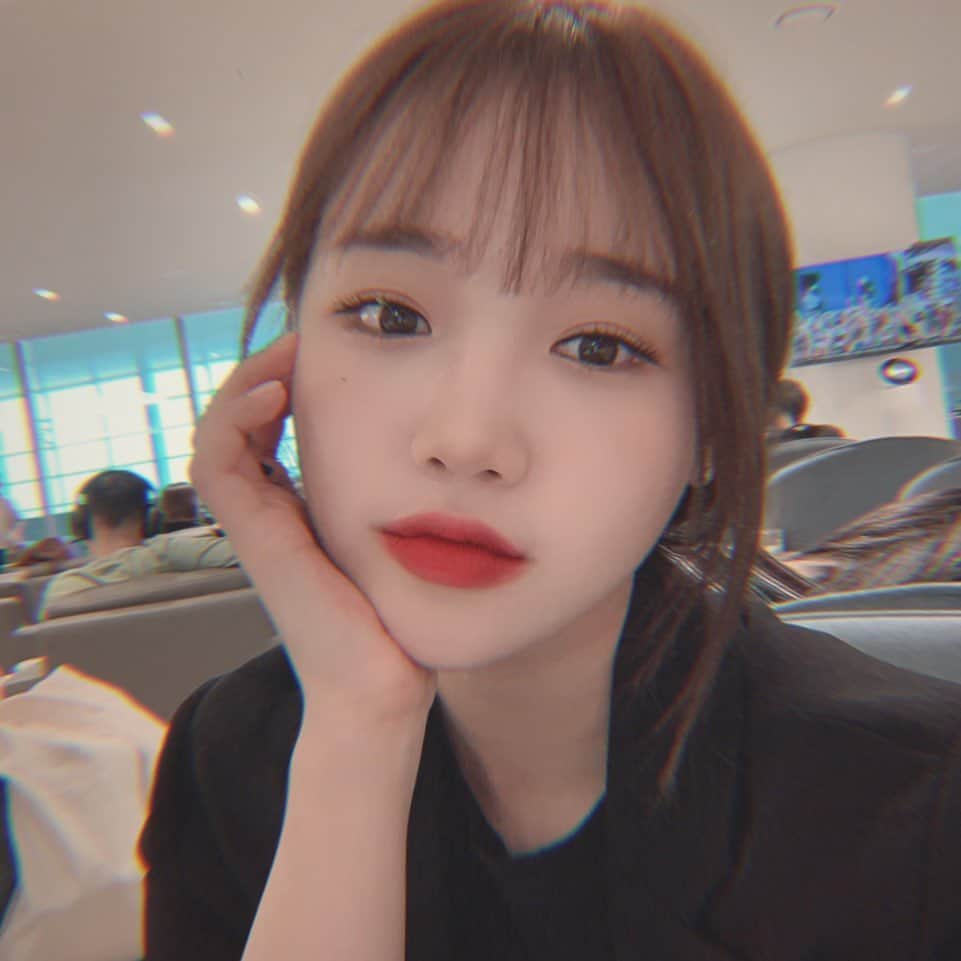 Weki Mekiのインスタグラム：「쓩 ✈️ 하기 전에 📸  #위키미키 #유정 🌻 #태국 #kcrush_concert」