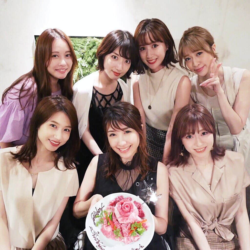 のインスタグラム：「𝐇𝐀𝐏𝐏𝐘 𝐁𝐈𝐑𝐓𝐇𝐃𝐀𝐘🎂﻿ ﻿ ちょっと前ですが﻿ ゆりちゃんのお誕生日会♡﻿ 迫力満点の肉ケーキでお祝いしたよ🎂﻿ やさしくてかわいくて聡明で﻿ 私の父もファン←なゆりちゃん﻿ 素敵な一年になりますように✨﻿ ﻿ 生活環境が変わっても﻿ 変わらずこうやって会えて﻿ うれしいなぁ。本当に。﻿ 心もお腹もたらふく満たされて﻿ 幸せな日でした〜🤤❤️」