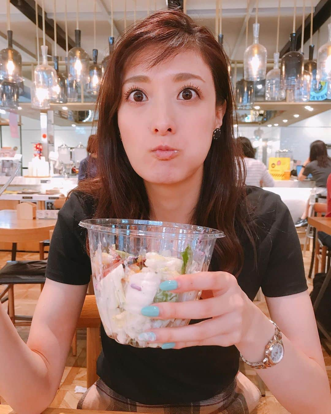 高橋麻美さんのインスタグラム写真 - (高橋麻美Instagram)「白菜のシーザーサラダ美味しいの顔。  レタス派だったけど白菜もありだな🤔  #salad#ceasarsalad#品川#lettuce#chinesecabbage」9月21日 22時34分 - charmy421