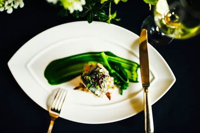 コンラッド東京 ウエディングのインスタグラム：「【メニューテイスティングフェア】  お料理にこだわりたいお二人に特におすすめする、総料理長が考案する美食メニューのティスティングフェア。チャペルや会場見学も含め、具体的にイメージいただけます。席数に限りがございますので、お早めに！ http://ow.ly/VP0M50whmHa  ①11:00～②15:00～ ●チャペル・披露宴会場・ホテル館内のご見学 ●シェフが創りだすウエディングコースやデザートのご試食 ●ブライダルコーディネーターによる個別のご相談 【来館特典】 ●実際の披露宴のお料理をテイスティング ●コンラッド・ベアをもれなくプレゼント【ご成約特典】 ●東京湾を一望、ベイビュースイートルームでのご宿泊1泊をプレゼント（15万円相当） ●ホテルスパ「水月スパ&フィットネス」すべてのトリートメント30％OFF ●世界中のヒルトン系列ホテルでご利用可能なヒルトン・オナーズ会員資格をプレゼント  #コンラッド東京 #コンラッド花嫁 #プレ花嫁 #ホテル #汐留 #東京 #結婚 #結婚式 #ウエディング #ブライダル #結婚式レポ #ウエディングレポ #披露宴 #メインテーブル #高砂 #ゲストテーブル #会場コーディネート #チャペル挙式 #ドレス試着 #チャペル #結婚式準備 #ウエディングドレス」