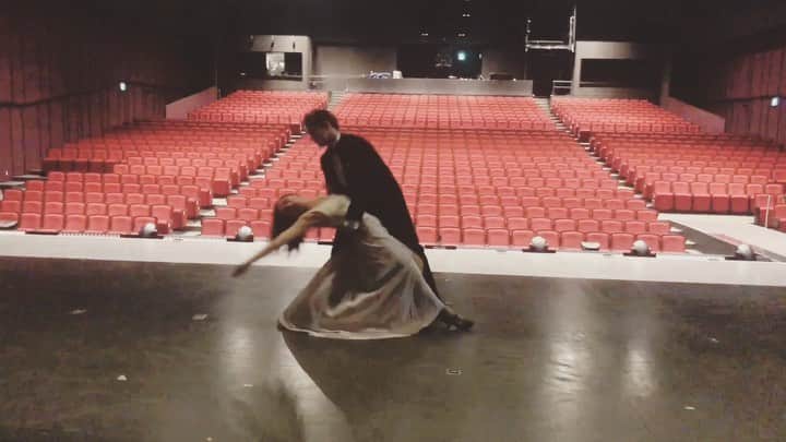 伊東愛のインスタグラム：「明日‼️‼️ ブロードウェイスターで大親友のチェイスとコラボライブします🎤 昨年wickedでデビューしたとんでもない若き逸材を日本で見られるチャンス‼️ 7:15からのナイトステージで20分ほどの短いステージなのでぜひぜひです‼️ 本当にとんでもなくダンスも歌も世界レベル😭🙏✨チェイスが振り付けしてくれたダンスナンバーも、誰もが知ってるブロードウェイミュージカルのデュエットも歌っちゃいます🎤  09/22(日) Club INSPIRE  六本木 @morph_tokyo 私たちは【7:15〜のナイトステージ】の出演になります😊  この動画はKERENのワンシーンからインスパイアされてフレッドアステアとジンジャーロジャースをイメージしてチェイスが振り付けしてくれました❤️ とってもお気に入りのビデオです❤️ Chase! Hope you will have another good memories of Japan:) Let’s have fun💓🎤 Choreographed by @wevedecided  #fredandginger  #dance #duet」