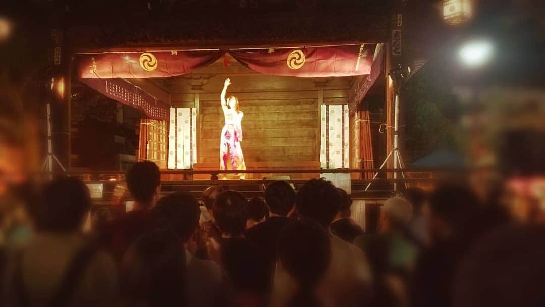 瀬戸マドカさんのインスタグラム写真 - (瀬戸マドカInstagram)「新宿熊野神社 令大祭*ご声援ありがとうございました🎤 · 明日は笠間ショッピングセンターポレポレ🤗にお邪魔します🎵13:00～　15:00～ · · · #瀬戸マドカ #歌謡ショー #昭和歌謡  #昭和レトロ #お祭り #ドレス  #ステージ写真 #衣装 #歌手 #ステージメイク #ステージ衣装 #歌手活動 #新宿 #神社 #熊野神社 #熊野神社例大祭 #ライブ活動 #ライブ写真 #japanesesong #japanesephoto #japanesesinger #music #sing #showtime #japanesemusic #japanesegirl #singer #dress #live #musiclive」9月21日 22時41分 - madokaseto