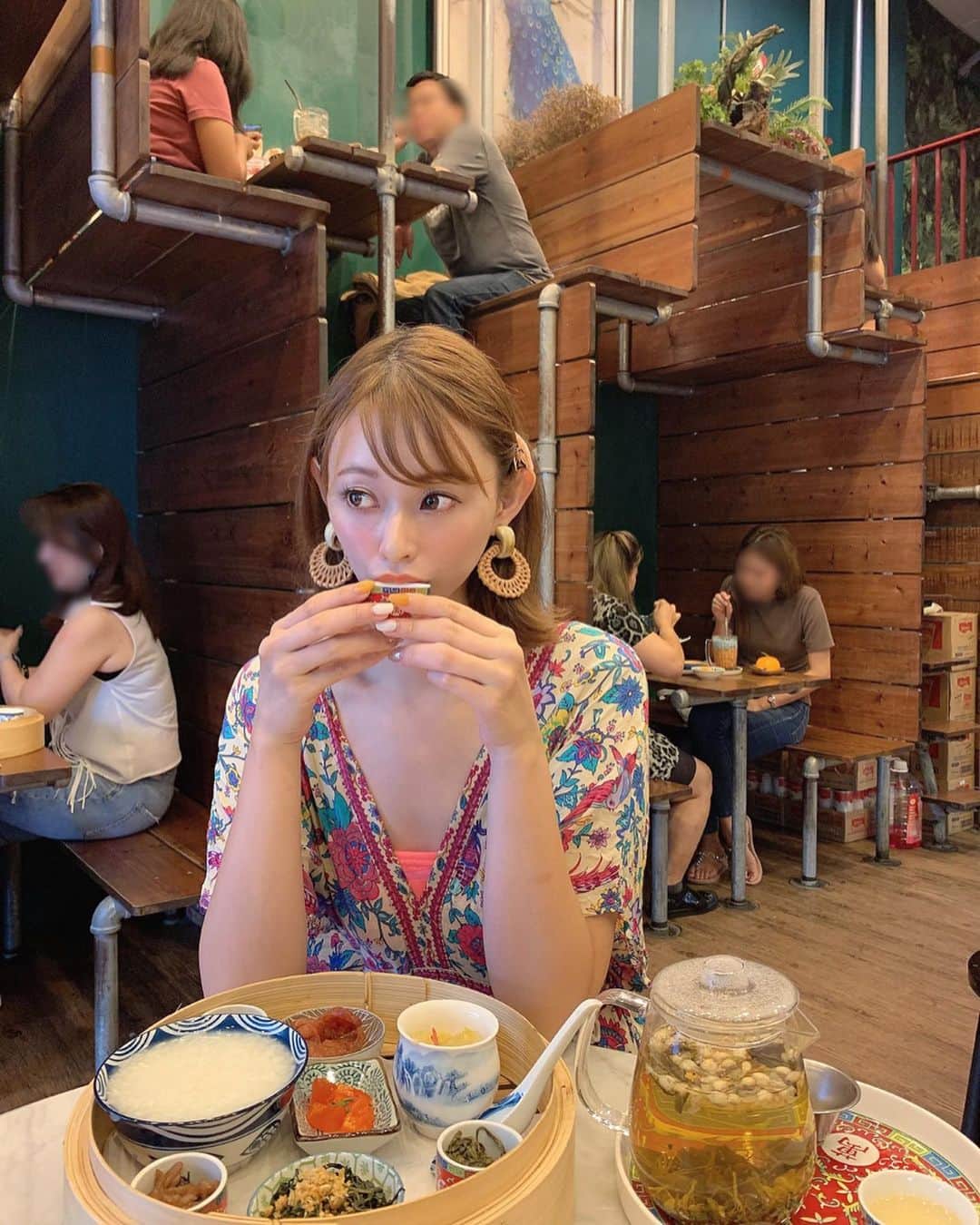 のインスタグラム：「ㅤㅤㅤ ㅤㅤㅤ バンコクの中華街の中にある Lhong Tou Cafe‪さんへ🇨🇳🍵‬ ㅤㅤㅤ  お粥の朝食が美味しくて有名だそうで 店内もおしゃれやから1時間くらい並んで 行ったけど、、、、、、🤦‍♀️🤦‍♀️🤦‍♀️ そない美味しくなかった（笑） ㅤㅤㅤ  店内おしゃれやし行った価値はあるけど 味は微妙やったからリピートはないな🤣  ジャスミンティーは美味しかった💓 ので、行く人はカフェ利用で行くことを おすすめします。笑 ㅤㅤㅤ  でも中国人の方々は完食してたから 好き嫌い分かれるお味なのかも？🤔 ㅤㅤㅤ  ただ、この朝ごはん120バーツで ジャスミンティーも120バーツで めちゃくちゃコスパは良かったよ😌✌️💕 ㅤㅤㅤ  2階席が人気で可愛くて映えるし 気になった方はぜひ行ってみて😝 ㅤㅤㅤ  #LhongTouCafe #ロントウカフェ #bangkokcafe #バンコクカフェ  #おかじ旅行記 #バンコク #Bangkok #バンコク旅行 #バンコク中華街 #okaji_thai」